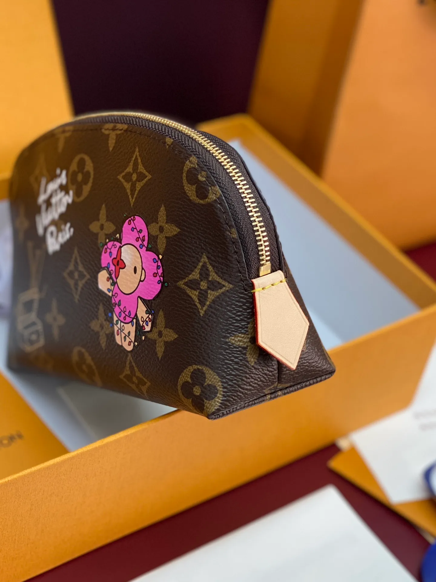 M47515 box! Christmas Small Cosmetic Bag POCHETTE COSMÉTIQUE Cosmetic Bag This compact cosmetic bag is made of Monogram Yh canvas and can be easily placed in a handbag. The round bag body and flat bottom design make it easy to access cosmetics. Dimensions: 19x12×6cm. 💰400