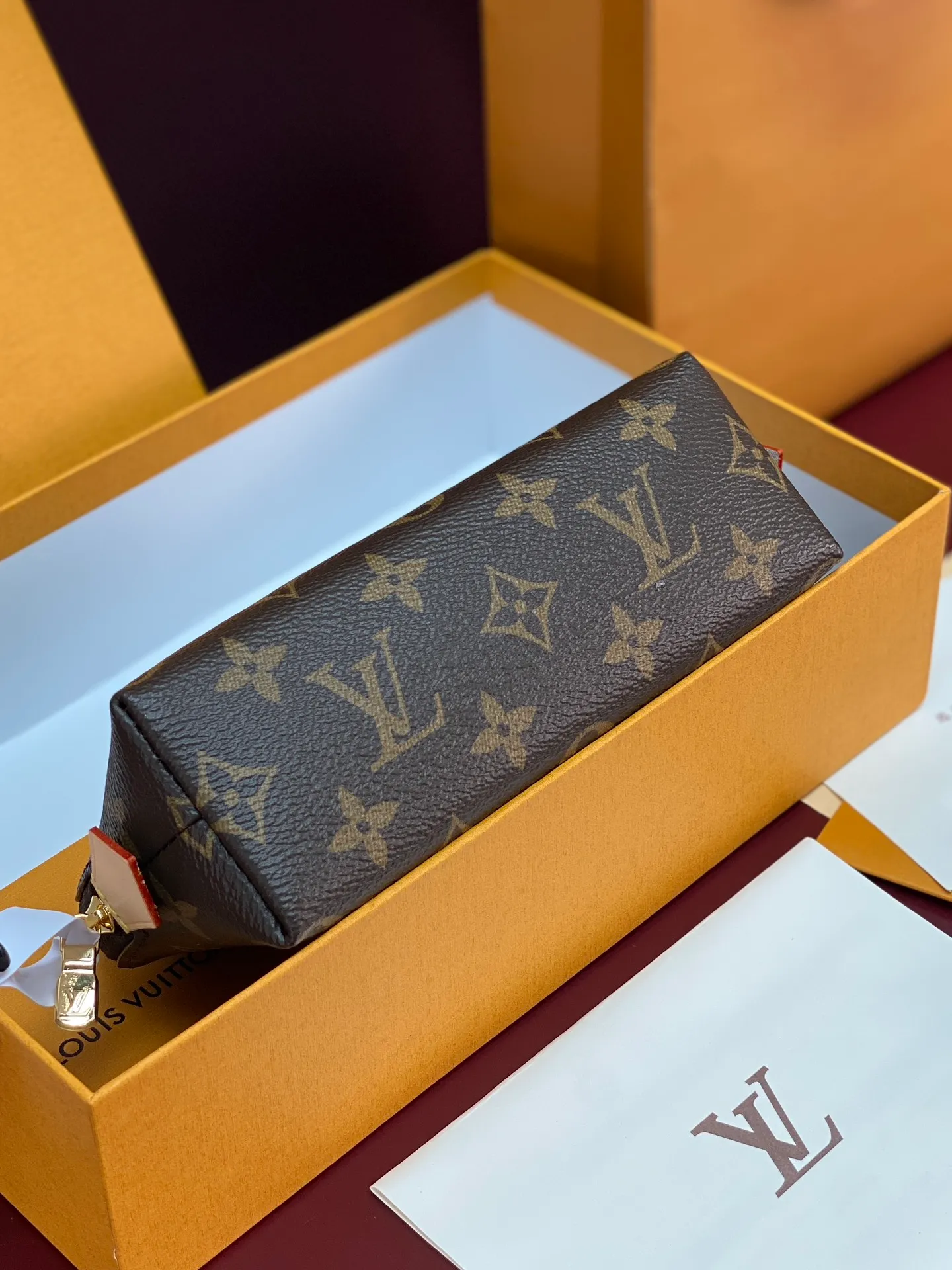 M47515 box! Christmas Small Cosmetic Bag POCHETTE COSMÉTIQUE Cosmetic Bag This compact cosmetic bag is made of Monogram Yh canvas and can be easily placed in a handbag. The round bag body and flat bottom design make it easy to access cosmetics. Dimensions: 19x12×6cm. 💰400
