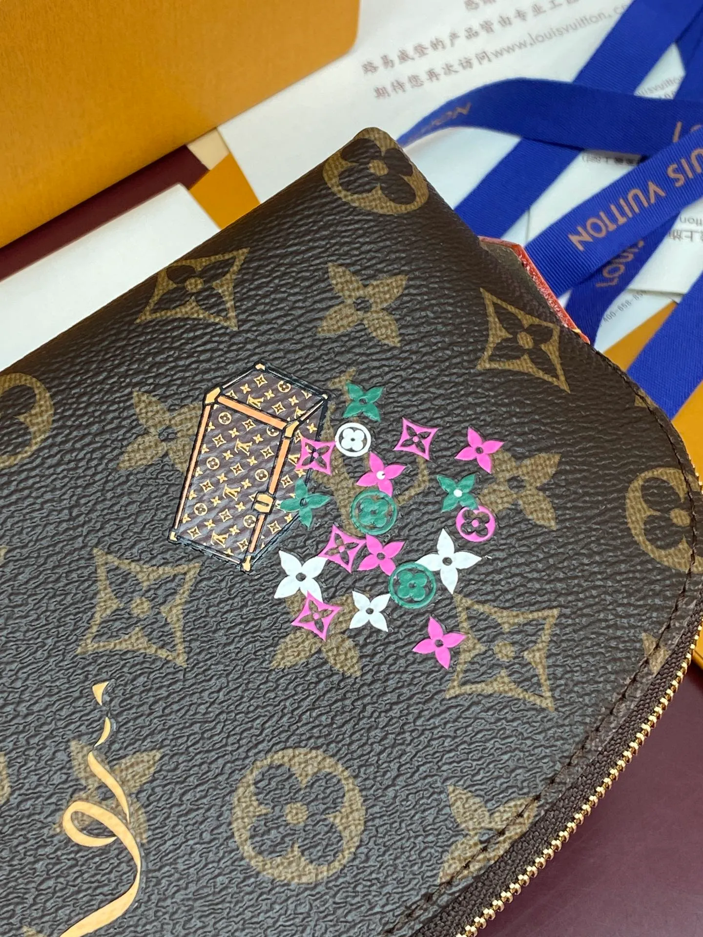 M47515 box! Christmas Small Cosmetic Bag POCHETTE COSMÉTIQUE Cosmetic Bag This compact cosmetic bag is made of Monogram Yh canvas and can be easily placed in a handbag. The round bag body and flat bottom design make it easy to access cosmetics. Dimensions: 19x12×6cm. 💰400