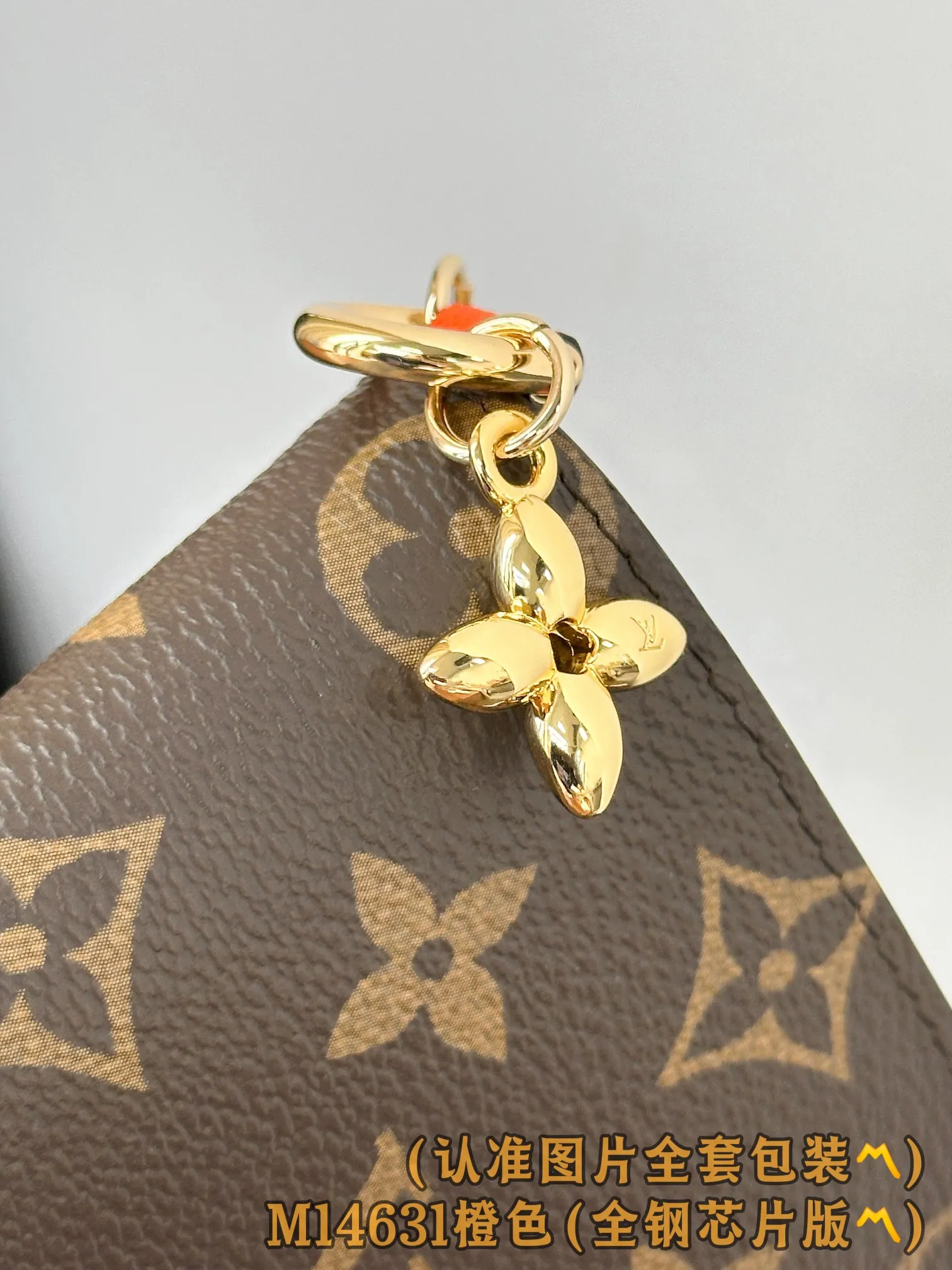 M14631 Orange (〽️Grade A all-steel〽️) personalized customized version! 163 code change! LV Charms pocket wallet, this compact LV Charms pocket wallet shows the perfect balance of classic and modern style. The wallet is made of iconic Monogram canvas and lined with bright contrasting leather. This practical yet playful design features an enamel charm and a metal charm, both decorated with the brand's signature Monogram floral pattern. The wallet can store banknotes, change and three business cards.  9 x 10 x 2.5 cm (length x height x width). 💰580