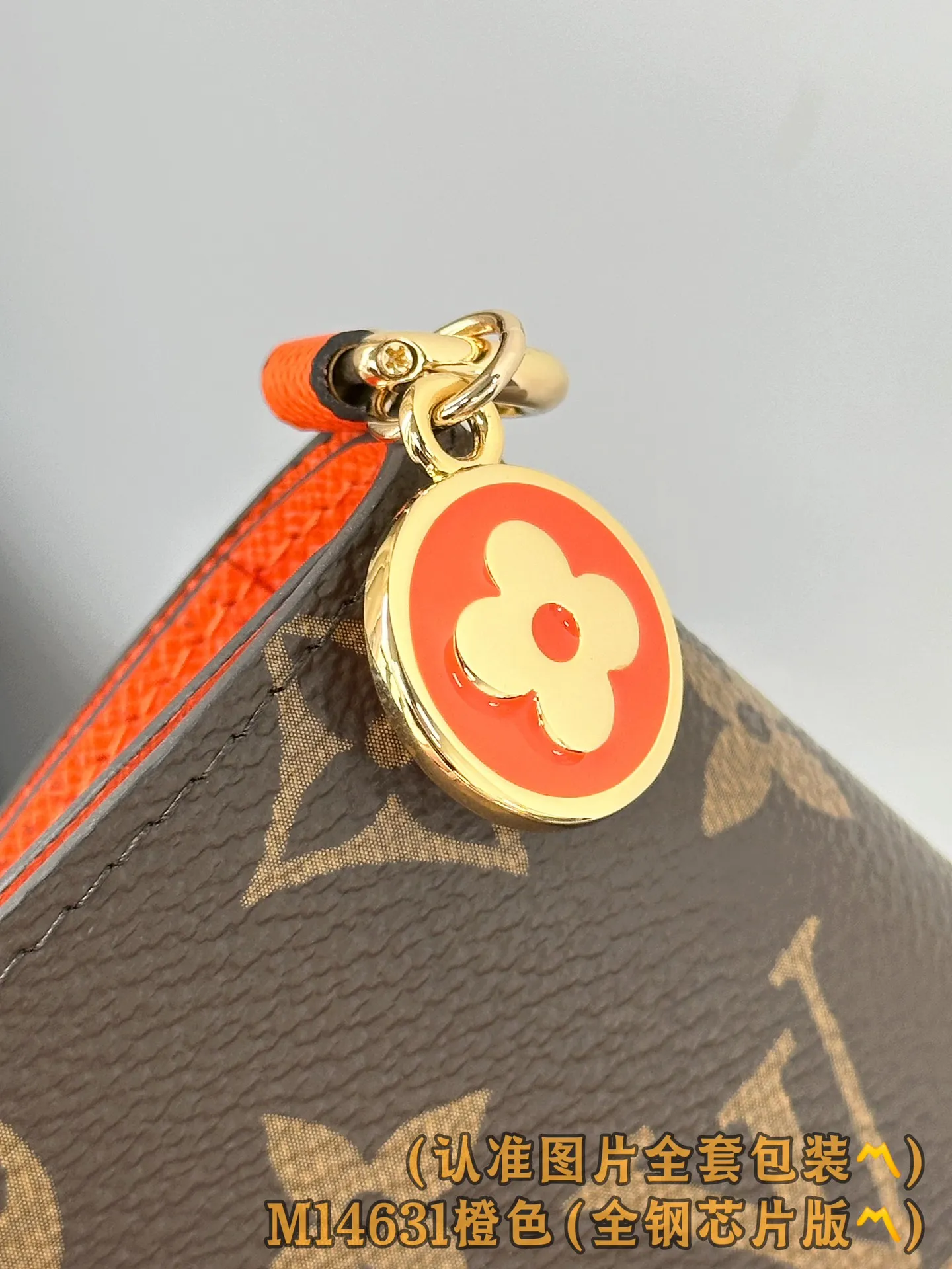 M14631 Orange (〽️Grade A all-steel〽️) personalized customized version! 163 code change! LV Charms pocket wallet, this compact LV Charms pocket wallet shows the perfect balance of classic and modern style. The wallet is made of iconic Monogram canvas and lined with bright contrasting leather. This practical yet playful design features an enamel charm and a metal charm, both decorated with the brand's signature Monogram floral pattern. The wallet can store banknotes, change and three business cards.  9 x 10 x 2.5 cm (length x height x width). 💰580