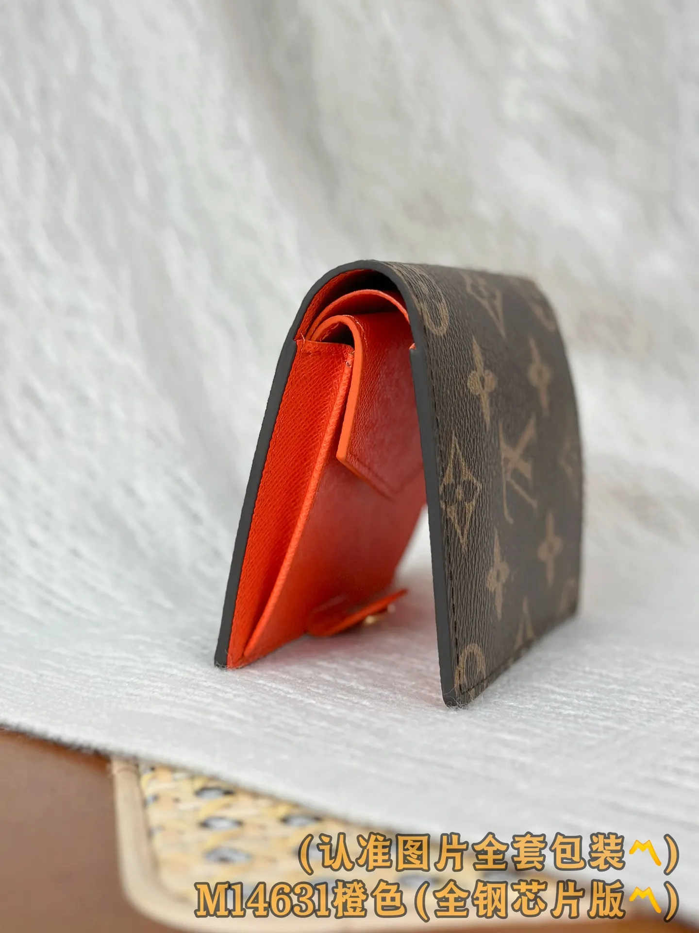 M14631 Orange (〽️Grade A all-steel〽️) personalized customized version! 163 code change! LV Charms pocket wallet, this compact LV Charms pocket wallet shows the perfect balance of classic and modern style. The wallet is made of iconic Monogram canvas and lined with bright contrasting leather. This practical yet playful design features an enamel charm and a metal charm, both decorated with the brand's signature Monogram floral pattern. The wallet can store banknotes, change and three business cards.  9 x 10 x 2.5 cm (length x height x width). 💰580