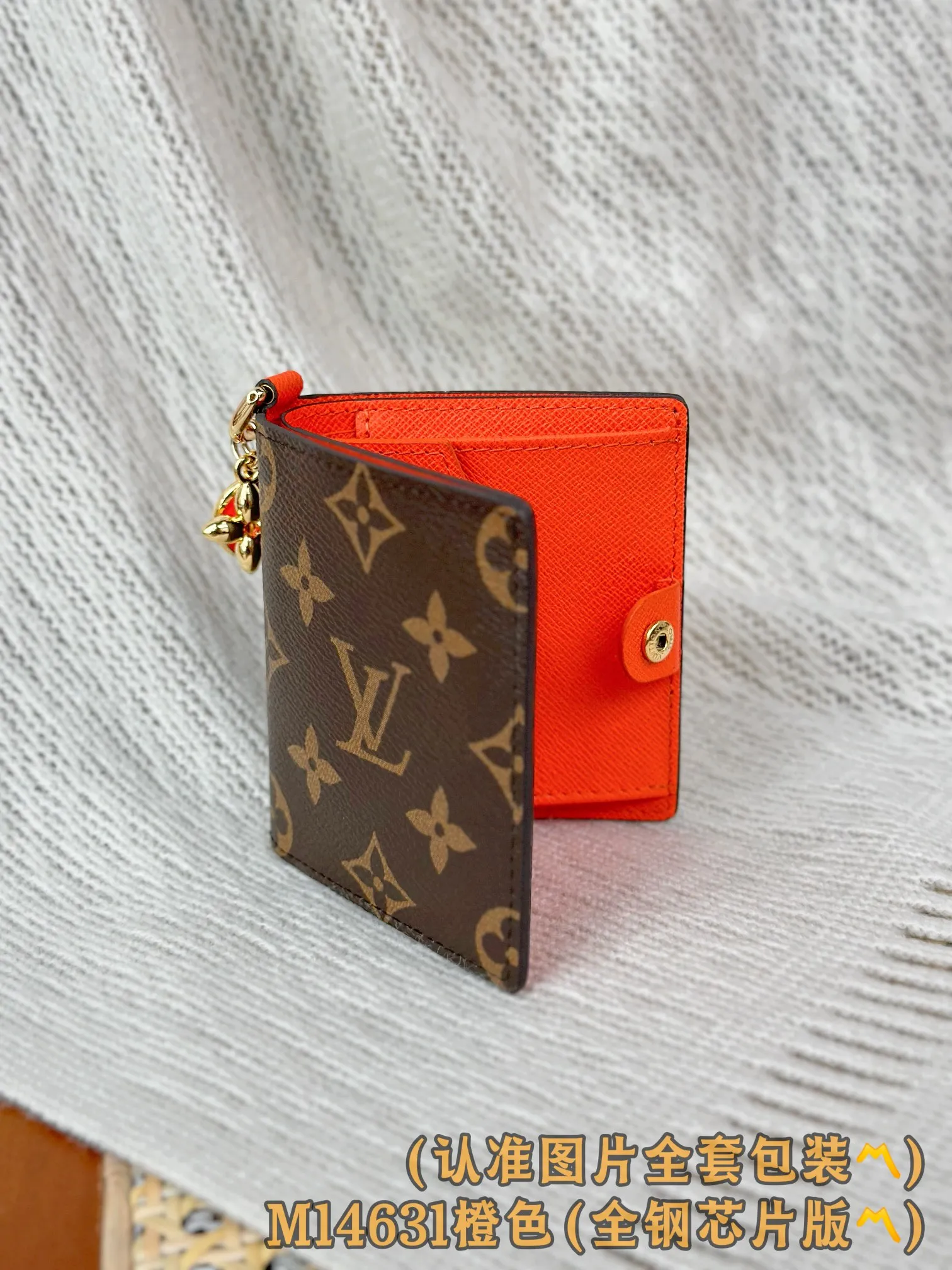 M14631 Orange (〽️Grade A all-steel〽️) personalized customized version! 163 code change! LV Charms pocket wallet, this compact LV Charms pocket wallet shows the perfect balance of classic and modern style. The wallet is made of iconic Monogram canvas and lined with bright contrasting leather. This practical yet playful design features an enamel charm and a metal charm, both decorated with the brand's signature Monogram floral pattern. The wallet can store banknotes, change and three business cards.  9 x 10 x 2.5 cm (length x height x width). 💰580