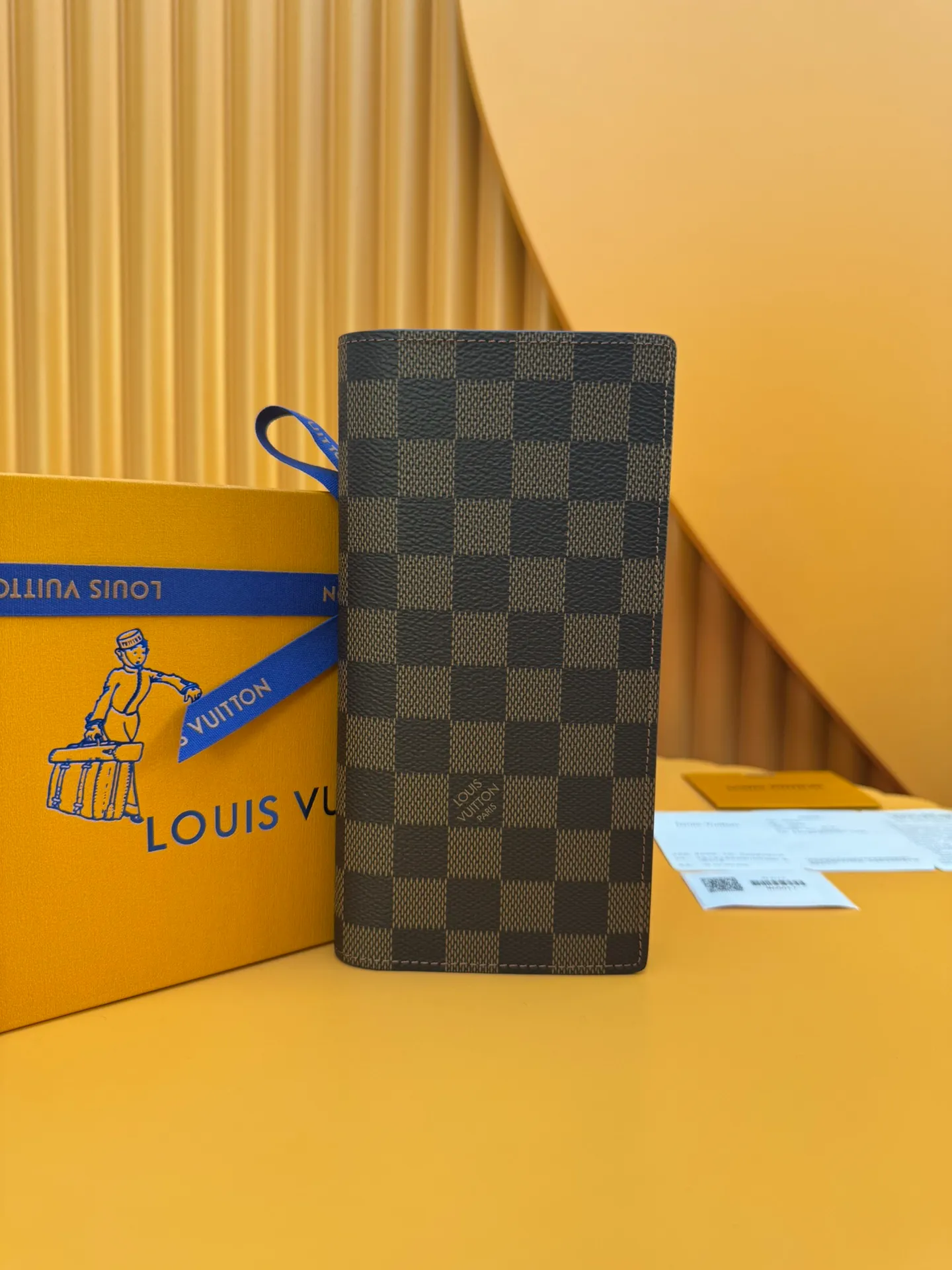 N60017 "Special Duty Free" ♻️[Official special edition·First class material·All steel hardware·French chip·Full set of packaging] This Brazza wallet made of Monogram canvas exudes unstoppable masculinity. It's spacious and functional and can easily be stowed away in a coat pocket. Can hold change, credit cards and banknotes. 19x10x2cm 💰600