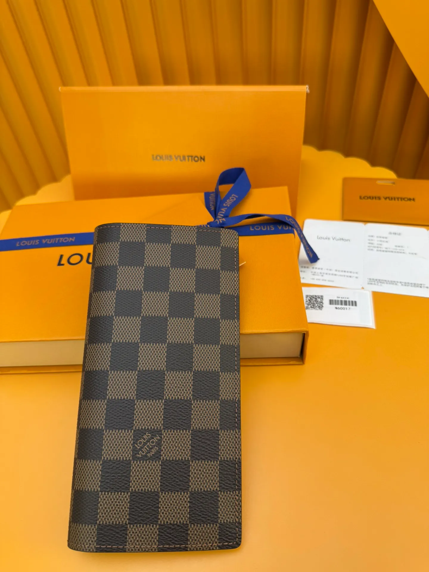 N60017 "Special Duty Free" ♻️[Official special edition·First class material·All steel hardware·French chip·Full set of packaging] This Brazza wallet made of Monogram canvas exudes unstoppable masculinity. It's spacious and functional and can easily be stowed away in a coat pocket. Can hold change, credit cards and banknotes. 19x10x2cm 💰600