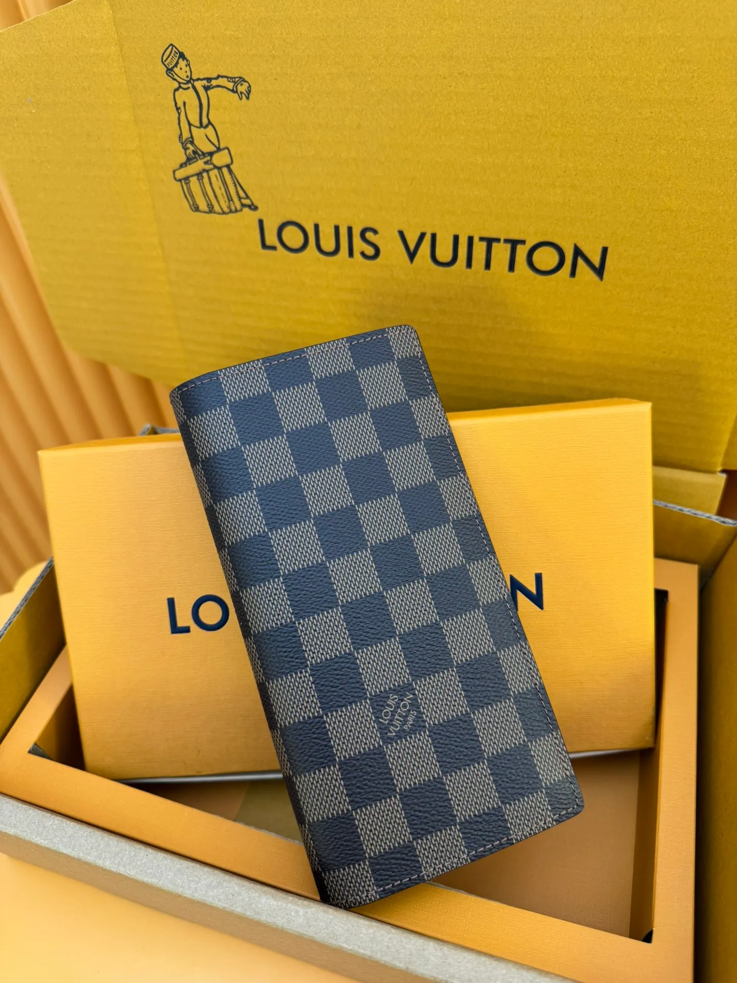 N60017 "Special Duty Free" ♻️[Official special edition·First class material·All steel hardware·French chip·Full set of packaging] This Brazza wallet made of Monogram canvas exudes unstoppable masculinity. It's spacious and functional and can easily be stowed away in a coat pocket. Can hold change, credit cards and banknotes. 19x10x2cm 💰600