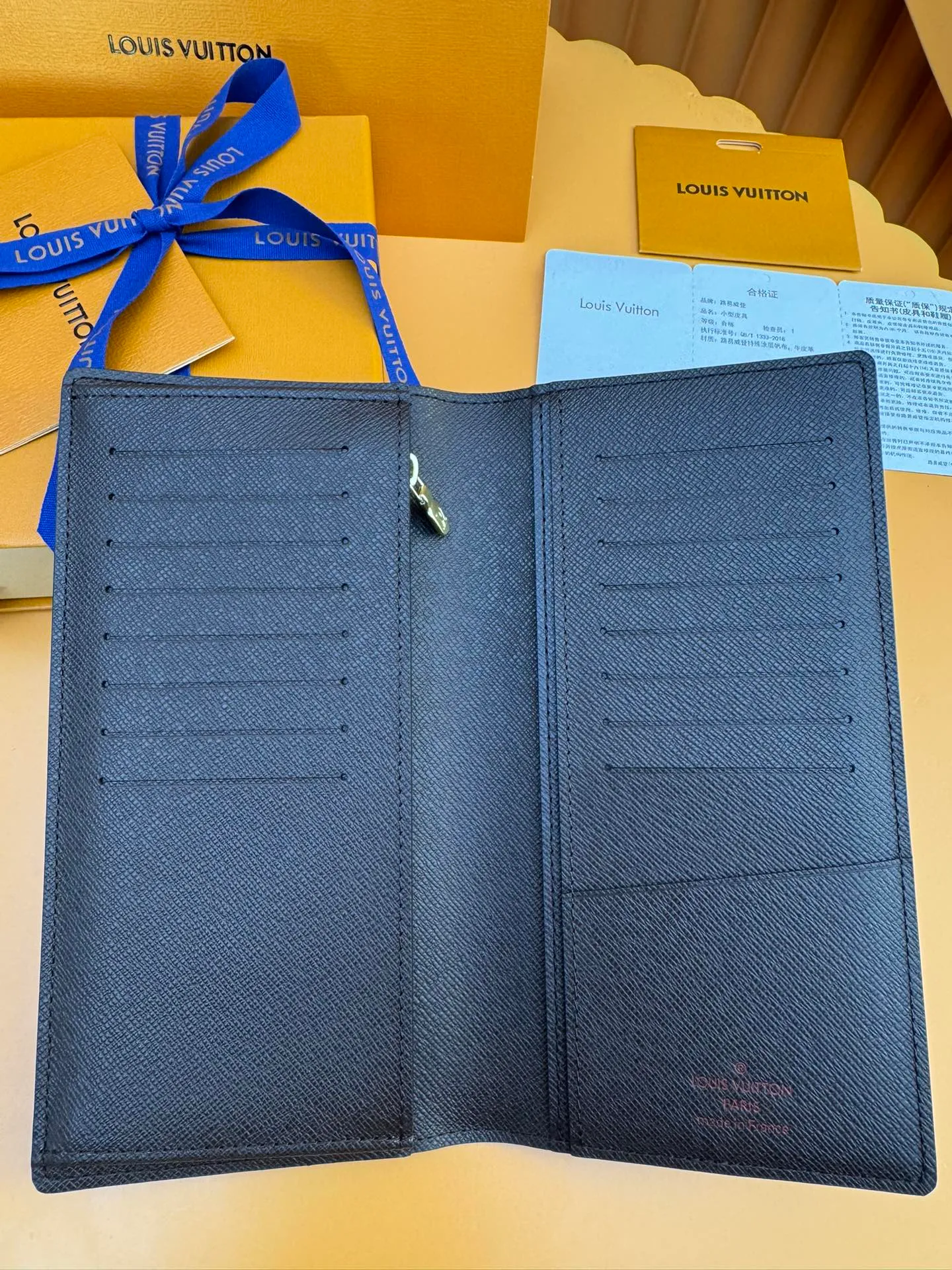 N60017 "Special Duty Free" ♻️[Official special edition·First class material·All steel hardware·French chip·Full set of packaging] This Brazza wallet made of Monogram canvas exudes unstoppable masculinity. It's spacious and functional and can easily be stowed away in a coat pocket. Can hold change, credit cards and banknotes. 19x10x2cm 💰600