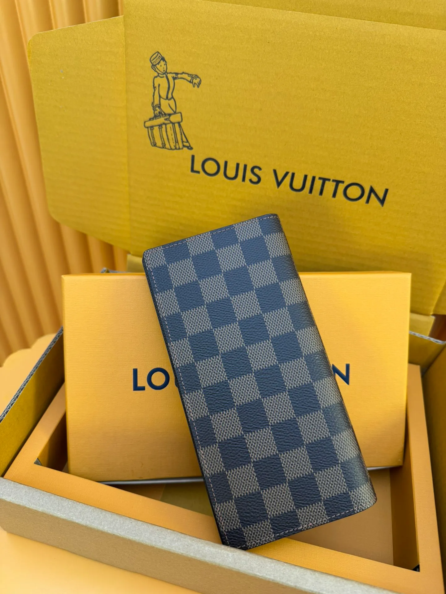 N60017 "Special Duty Free" ♻️[Official special edition·First class material·All steel hardware·French chip·Full set of packaging] This Brazza wallet made of Monogram canvas exudes unstoppable masculinity. It's spacious and functional and can easily be stowed away in a coat pocket. Can hold change, credit cards and banknotes. 19x10x2cm 💰600