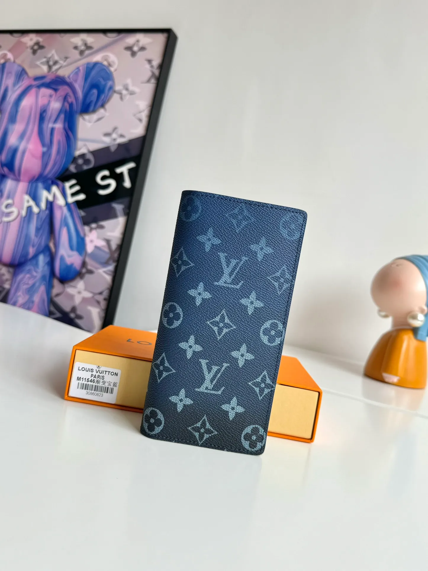 P420🇫🇷Exclusive real shot of overseas original M11546 gradient sapphire blue! This Brazza wallet is made from Monogram Gradient coated canvas, with a gradient effect that elegantly depicts the gradual dissipation of the Monogram pattern. Card slots, compartments and a zippered coin compartment reflect functionality. Size: 19×10×2cm