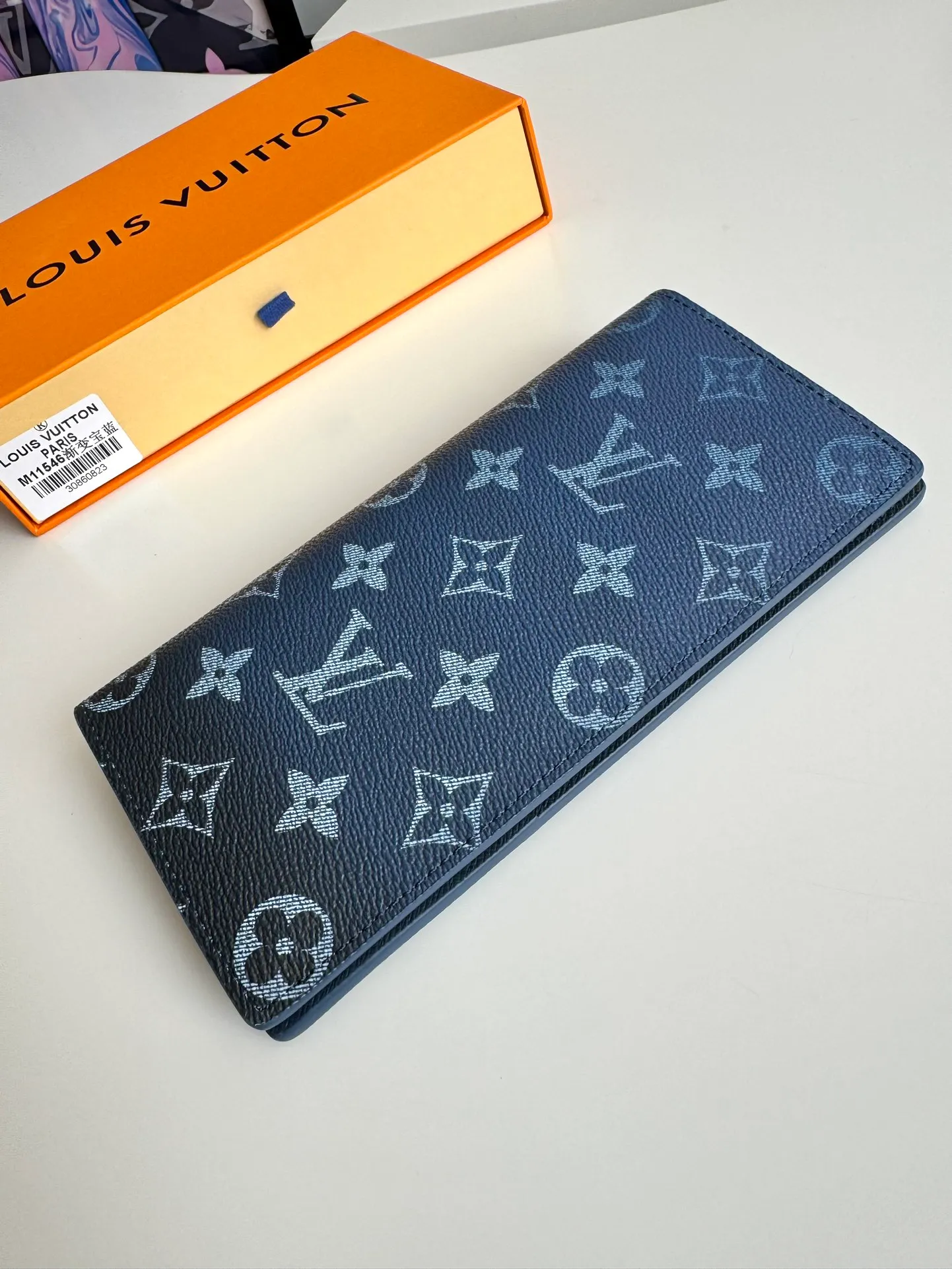 P420🇫🇷Exclusive real shot of overseas original M11546 gradient sapphire blue! This Brazza wallet is made from Monogram Gradient coated canvas, with a gradient effect that elegantly depicts the gradual dissipation of the Monogram pattern. Card slots, compartments and a zippered coin compartment reflect functionality. Size: 19×10×2cm