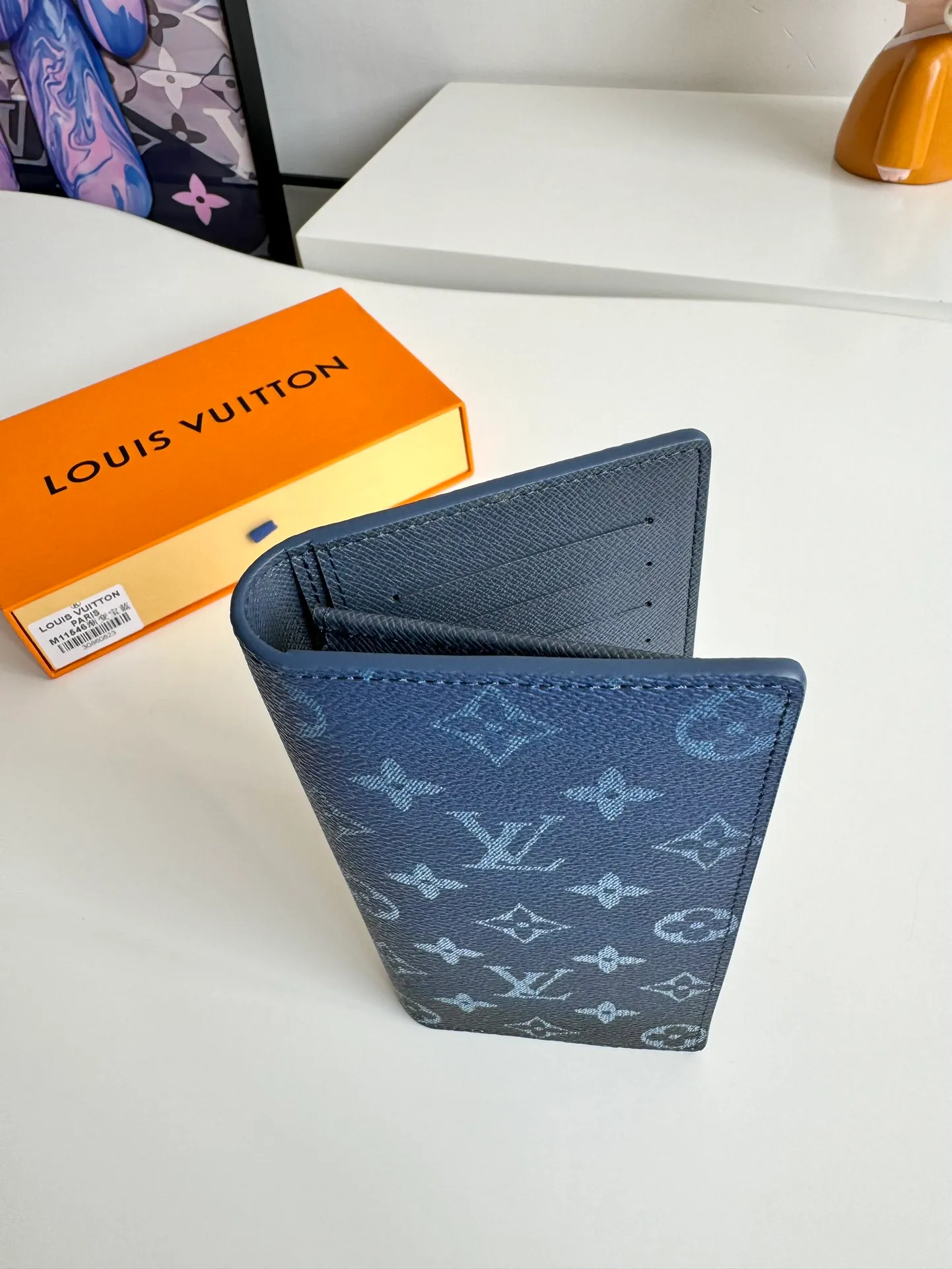 P420🇫🇷Exclusive real shot of overseas original M11546 gradient sapphire blue! This Brazza wallet is made from Monogram Gradient coated canvas, with a gradient effect that elegantly depicts the gradual dissipation of the Monogram pattern. Card slots, compartments and a zippered coin compartment reflect functionality. Size: 19×10×2cm