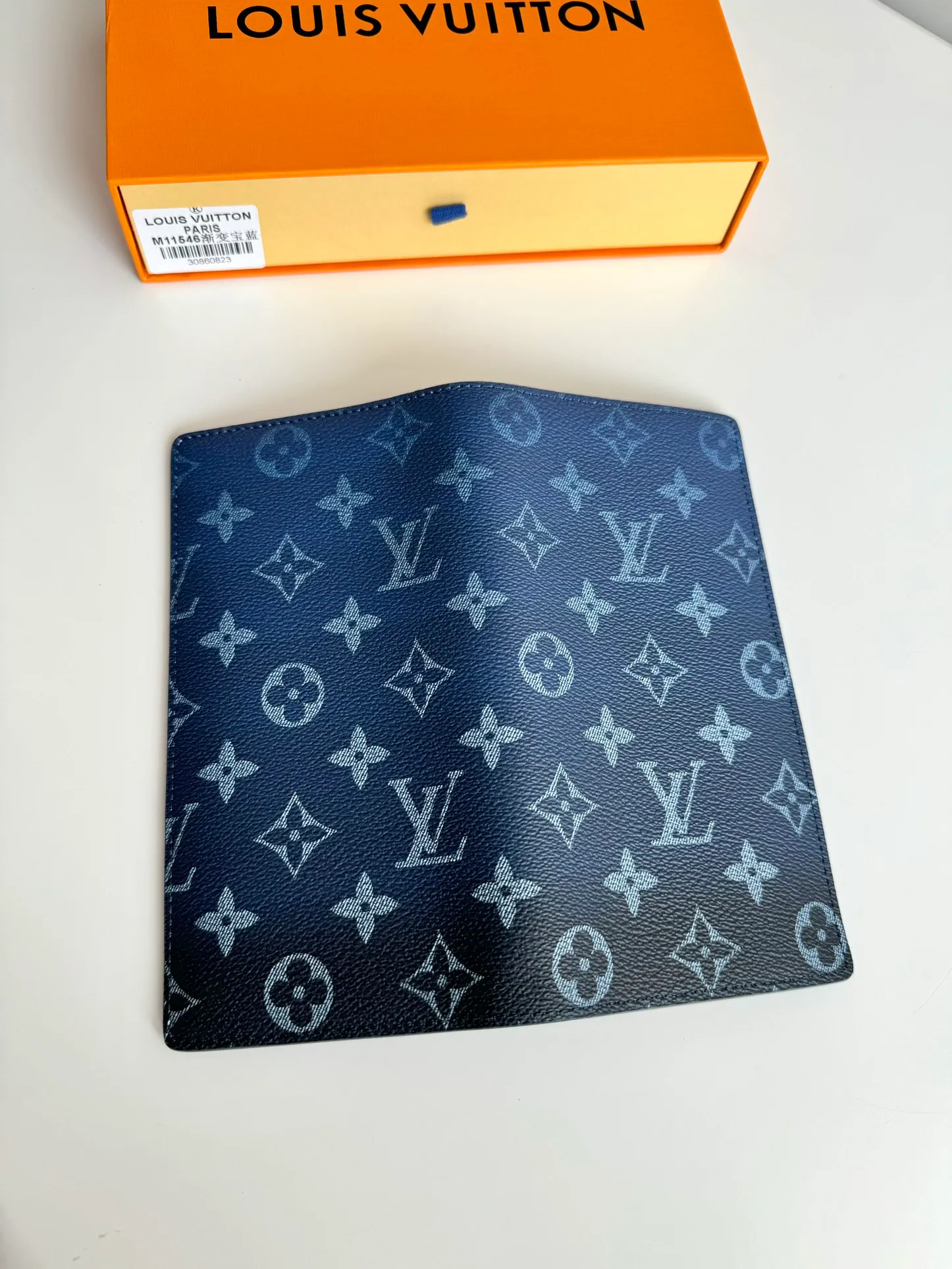 P420🇫🇷Exclusive real shot of overseas original M11546 gradient sapphire blue! This Brazza wallet is made from Monogram Gradient coated canvas, with a gradient effect that elegantly depicts the gradual dissipation of the Monogram pattern. Card slots, compartments and a zippered coin compartment reflect functionality. Size: 19×10×2cm