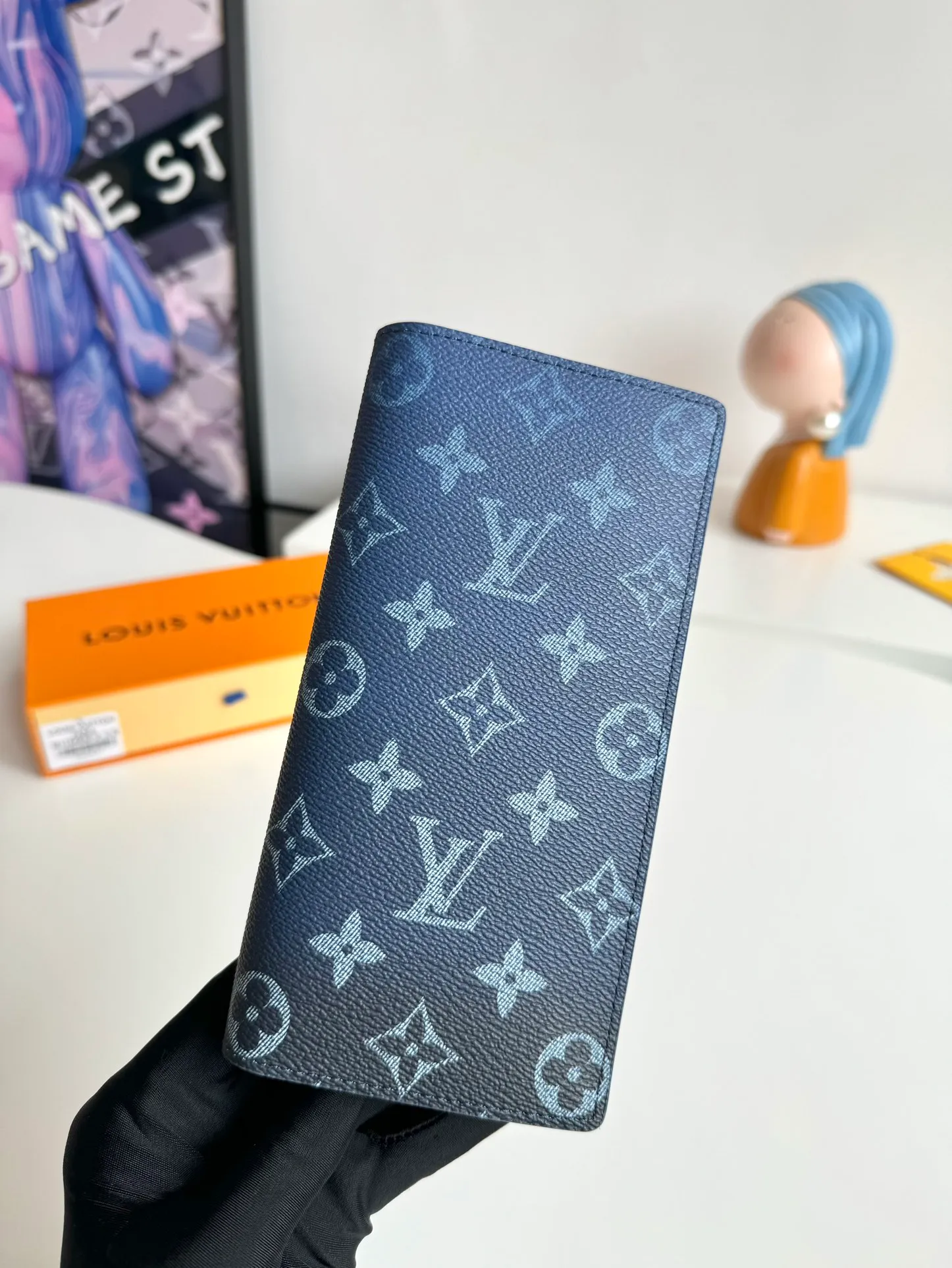 P420🇫🇷Exclusive real shot of overseas original M11546 gradient sapphire blue! This Brazza wallet is made from Monogram Gradient coated canvas, with a gradient effect that elegantly depicts the gradual dissipation of the Monogram pattern. Card slots, compartments and a zippered coin compartment reflect functionality. Size: 19×10×2cm
