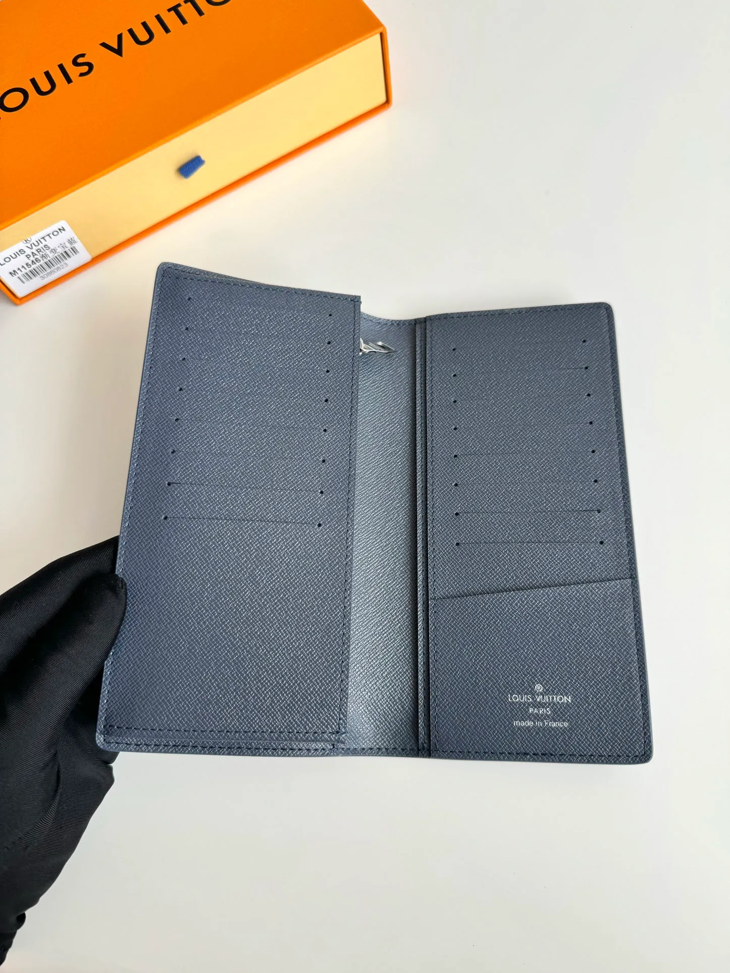 P420🇫🇷Exclusive real shot of overseas original M11546 gradient sapphire blue! This Brazza wallet is made from Monogram Gradient coated canvas, with a gradient effect that elegantly depicts the gradual dissipation of the Monogram pattern. Card slots, compartments and a zippered coin compartment reflect functionality. Size: 19×10×2cm
