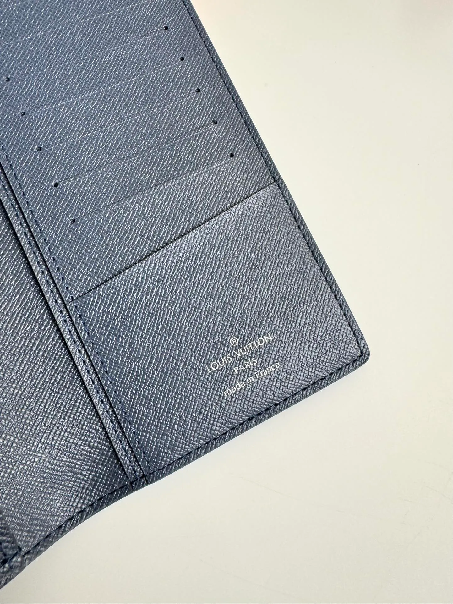 P420🇫🇷Exclusive real shot of overseas original M11546 gradient sapphire blue! This Brazza wallet is made from Monogram Gradient coated canvas, with a gradient effect that elegantly depicts the gradual dissipation of the Monogram pattern. Card slots, compartments and a zippered coin compartment reflect functionality. Size: 19×10×2cm