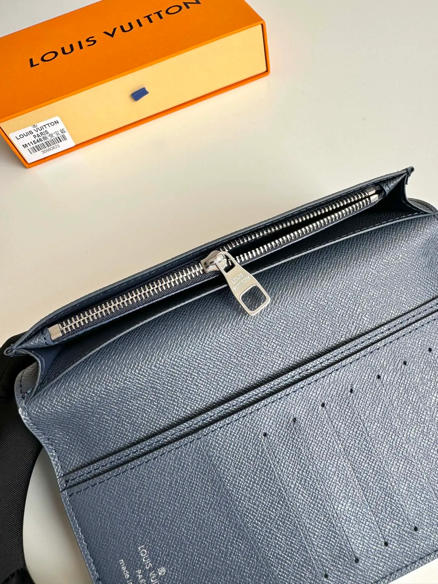 P420🇫🇷Exclusive real shot of overseas original M11546 gradient sapphire blue! This Brazza wallet is made from Monogram Gradient coated canvas, with a gradient effect that elegantly depicts the gradual dissipation of the Monogram pattern. Card slots, compartments and a zippered coin compartment reflect functionality. Size: 19×10×2cm
