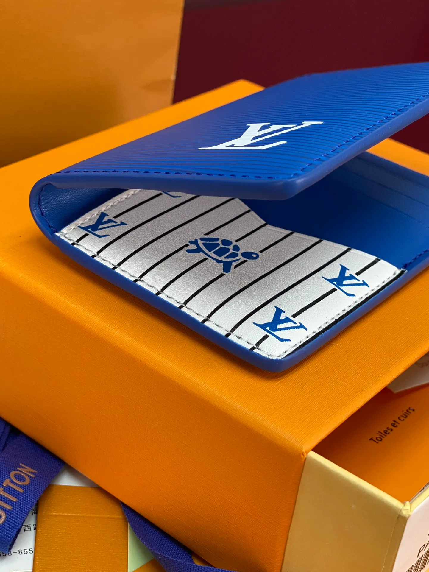 M25797 blue! 🐢Pocket wallet, this pocket wallet is made of grained Epi leather dip-dyed in bright colors, and its fine embossing combines artistic beauty and tough texture. The LV letters on the front and inner stripes are rich in details, and the inner and outer pockets and card slots complete functional considerations.  11 x 1 x 8 cm (height x width x length). 💰360