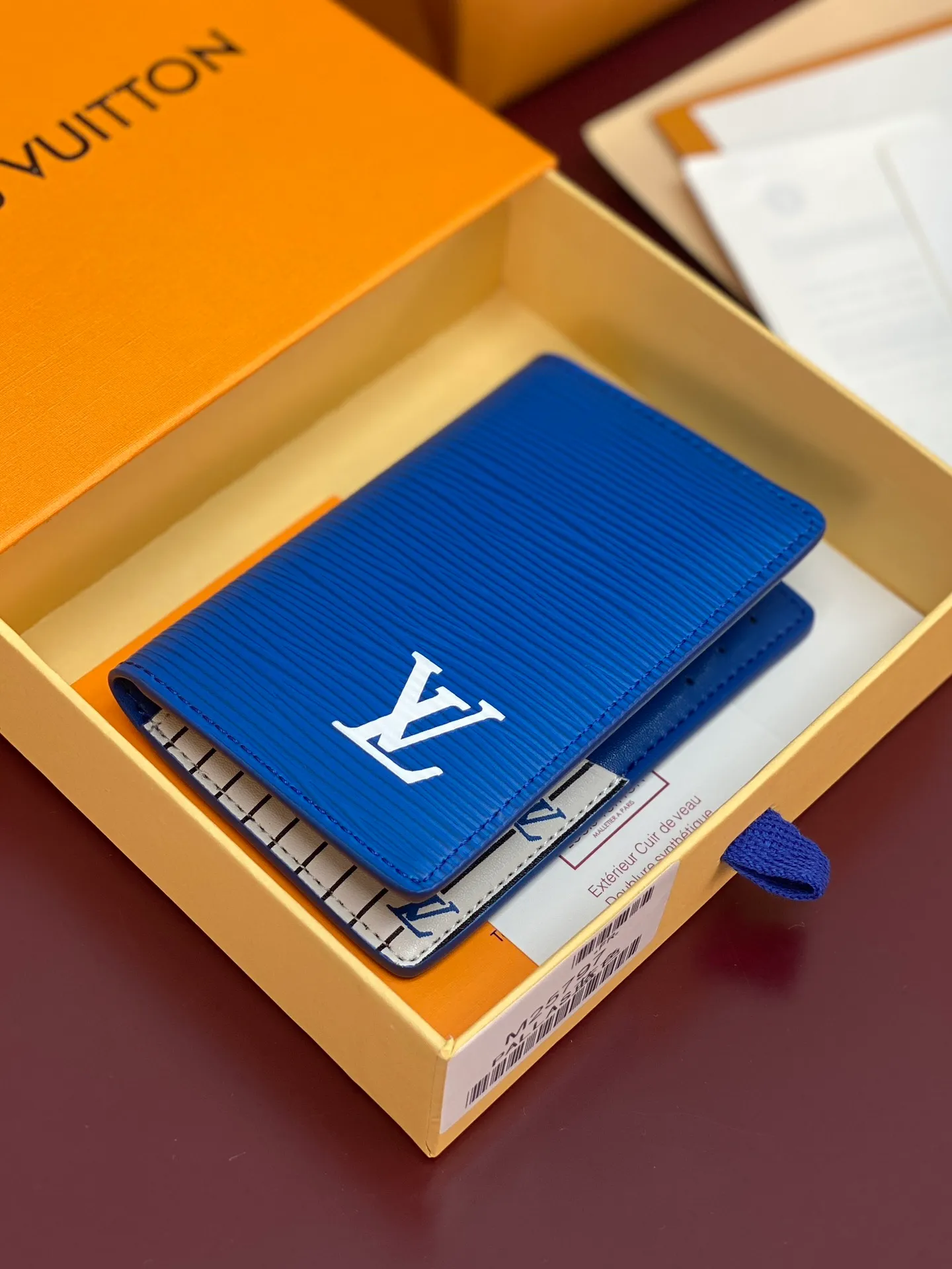 M25797 blue! 🐢Pocket wallet, this pocket wallet is made of grained Epi leather dip-dyed in bright colors, and its fine embossing combines artistic beauty and tough texture. The LV letters on the front and inner stripes are rich in details, and the inner and outer pockets and card slots complete functional considerations.  11 x 1 x 8 cm (height x width x length). 💰360