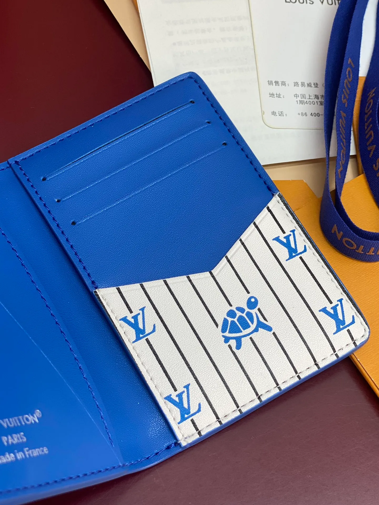 M25797 blue! 🐢Pocket wallet, this pocket wallet is made of grained Epi leather dip-dyed in bright colors, and its fine embossing combines artistic beauty and tough texture. The LV letters on the front and inner stripes are rich in details, and the inner and outer pockets and card slots complete functional considerations.  11 x 1 x 8 cm (height x width x length). 💰360