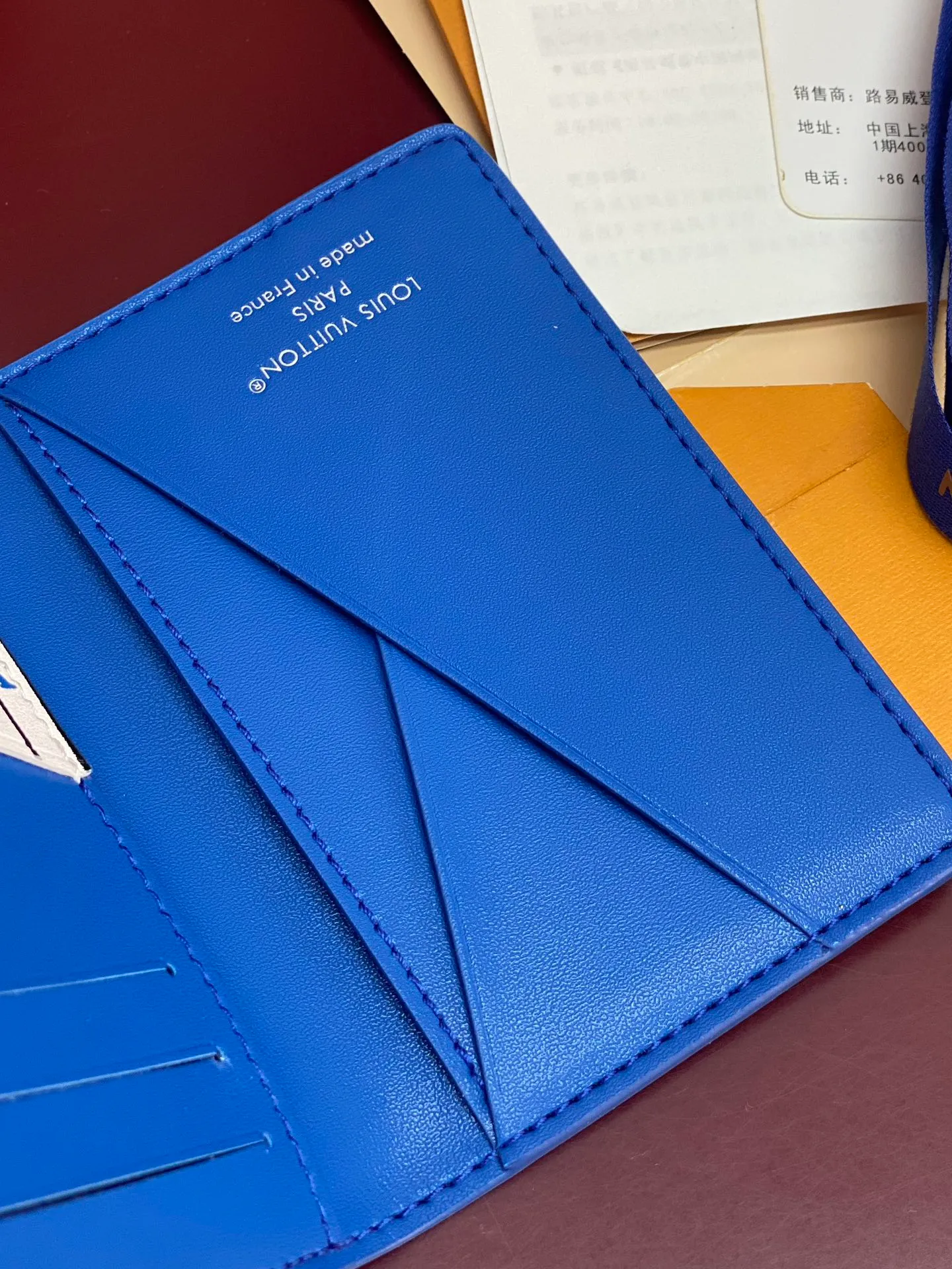 M25797 blue! 🐢Pocket wallet, this pocket wallet is made of grained Epi leather dip-dyed in bright colors, and its fine embossing combines artistic beauty and tough texture. The LV letters on the front and inner stripes are rich in details, and the inner and outer pockets and card slots complete functional considerations.  11 x 1 x 8 cm (height x width x length). 💰360