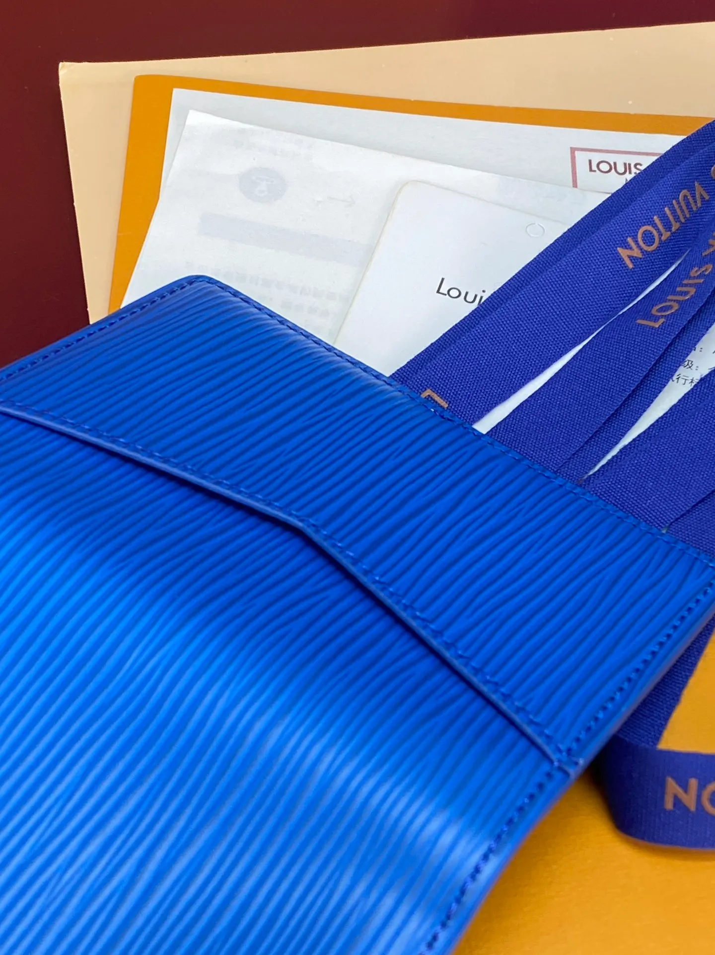 M25797 blue! 🐢Pocket wallet, this pocket wallet is made of grained Epi leather dip-dyed in bright colors, and its fine embossing combines artistic beauty and tough texture. The LV letters on the front and inner stripes are rich in details, and the inner and outer pockets and card slots complete functional considerations.  11 x 1 x 8 cm (height x width x length). 💰360