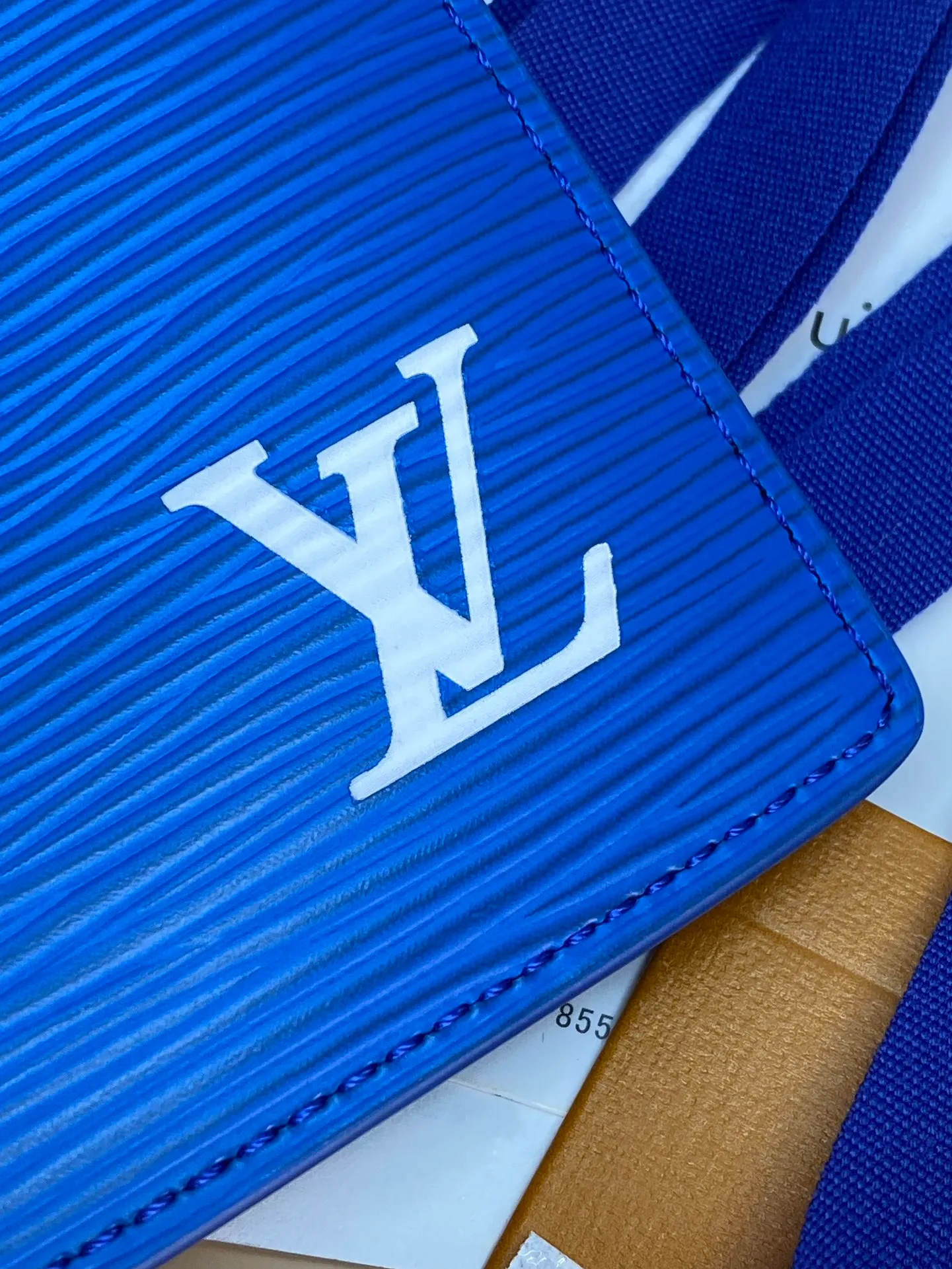 M25797 blue! 🐢Pocket wallet, this pocket wallet is made of grained Epi leather dip-dyed in bright colors, and its fine embossing combines artistic beauty and tough texture. The LV letters on the front and inner stripes are rich in details, and the inner and outer pockets and card slots complete functional considerations.  11 x 1 x 8 cm (height x width x length). 💰360