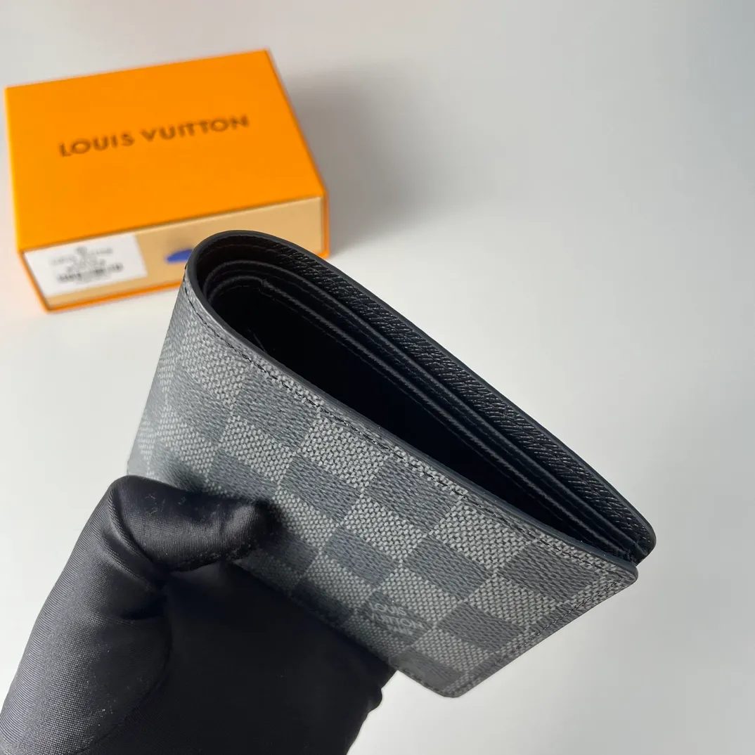 P220🇫🇷Exclusive real shot of overseas original order N62663! Part of the Damier Graphite canvas series, this wallet has a stylish and low-profile design that is convenient for storing banknotes, credit cards and receipts. It is lightweight and durable and can easily fit into a jacket or pants pocket. Size 11×9cm