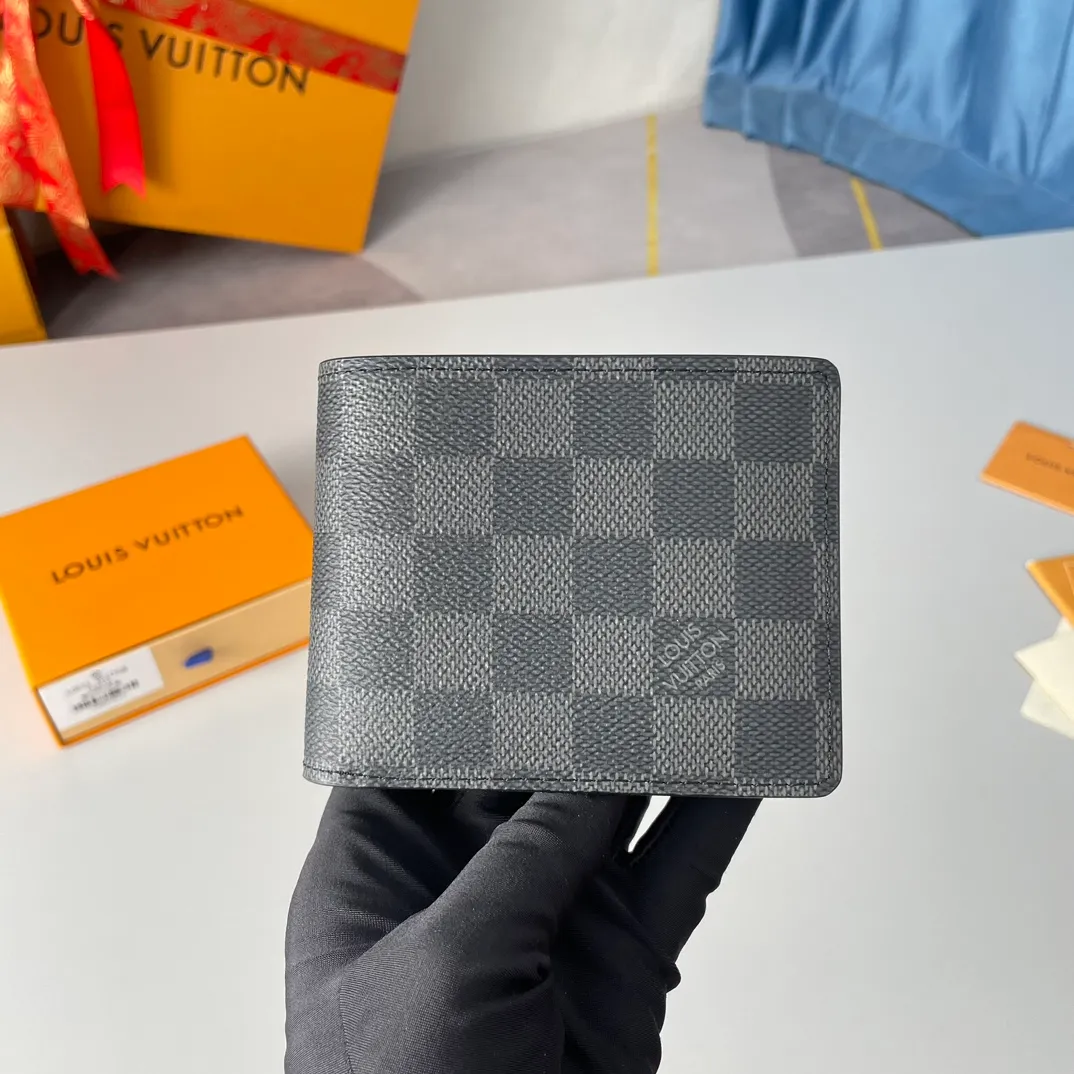 P220🇫🇷Exclusive real shot of overseas original order N62663! Part of the Damier Graphite canvas series, this wallet has a stylish and low-profile design that is convenient for storing banknotes, credit cards and receipts. It is lightweight and durable and can easily fit into a jacket or pants pocket. Size 11×9cm