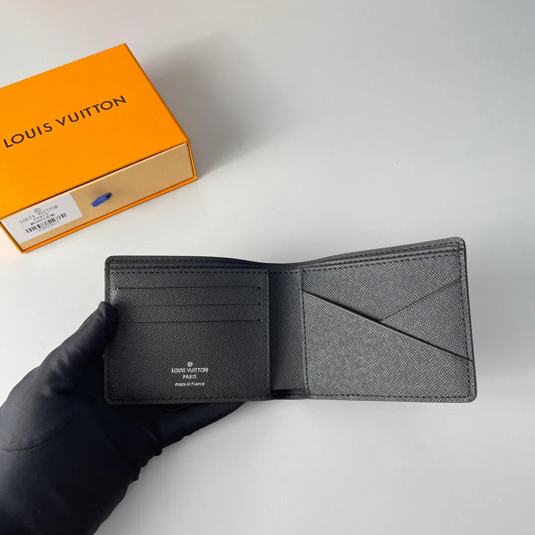 P220🇫🇷Exclusive real shot of overseas original order N62663! Part of the Damier Graphite canvas series, this wallet has a stylish and low-profile design that is convenient for storing banknotes, credit cards and receipts. It is lightweight and durable and can easily fit into a jacket or pants pocket. Size 11×9cm
