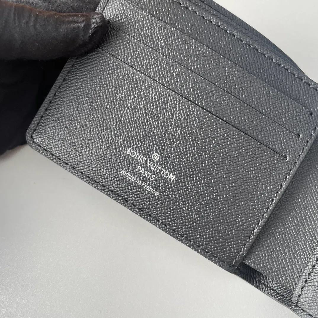 P220🇫🇷Exclusive real shot of overseas original order N62663! Part of the Damier Graphite canvas series, this wallet has a stylish and low-profile design that is convenient for storing banknotes, credit cards and receipts. It is lightweight and durable and can easily fit into a jacket or pants pocket. Size 11×9cm