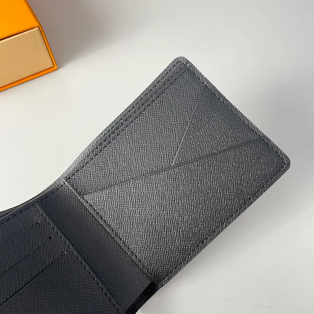 P220🇫🇷Exclusive real shot of overseas original order N62663! Part of the Damier Graphite canvas series, this wallet has a stylish and low-profile design that is convenient for storing banknotes, credit cards and receipts. It is lightweight and durable and can easily fit into a jacket or pants pocket. Size 11×9cm