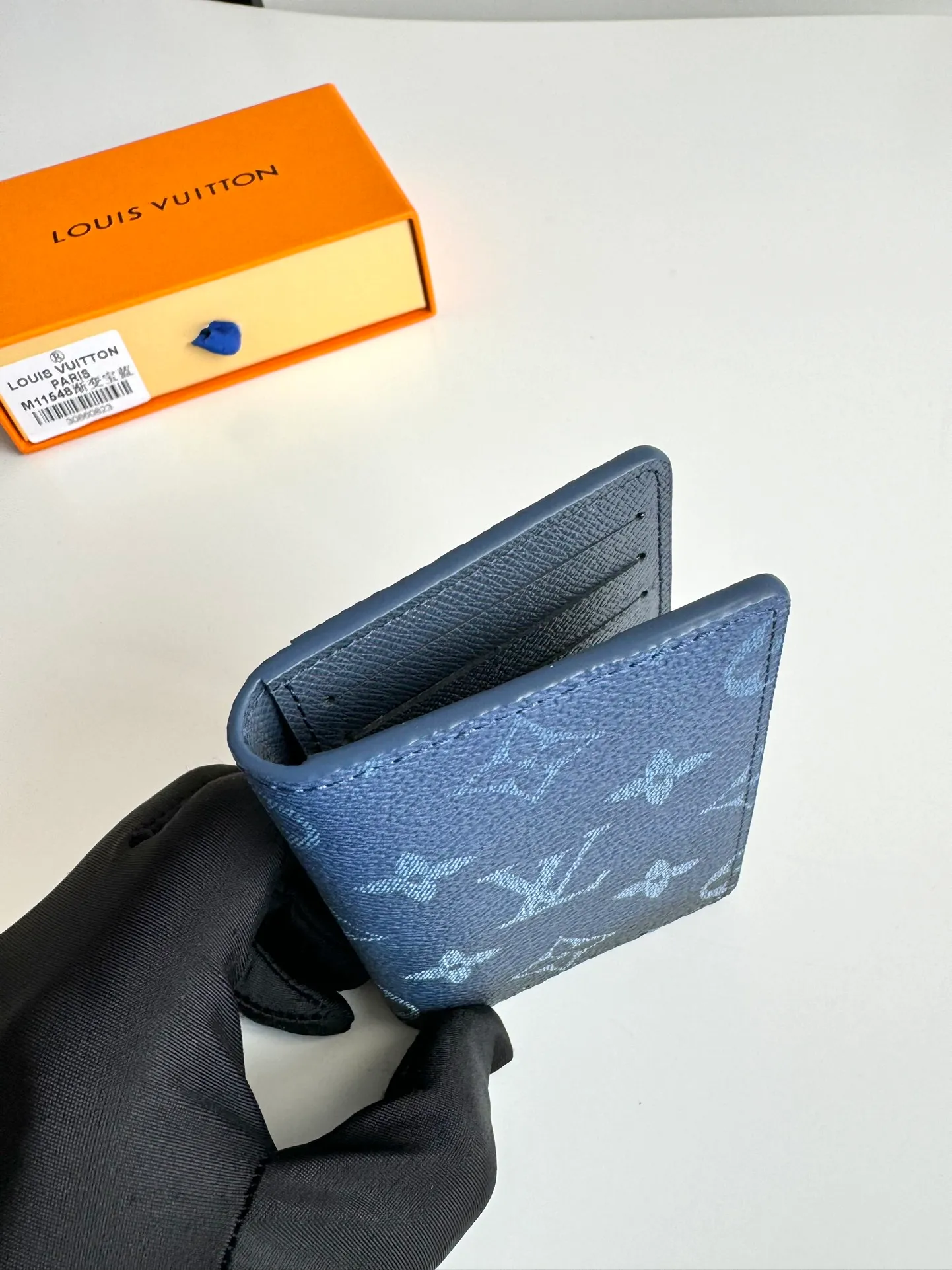 P300🇫🇷Exclusive real shot of overseas original M11548 gradient sapphire blue! This pocket wallet is made of Monogram Gradient canvas, and the classic design is updated with the Monogram pattern that gradually disappears upward. It has a card compartment and an inner pocket, and an outer patch pocket at the rear adds functionality. Size: 11×7.5cm