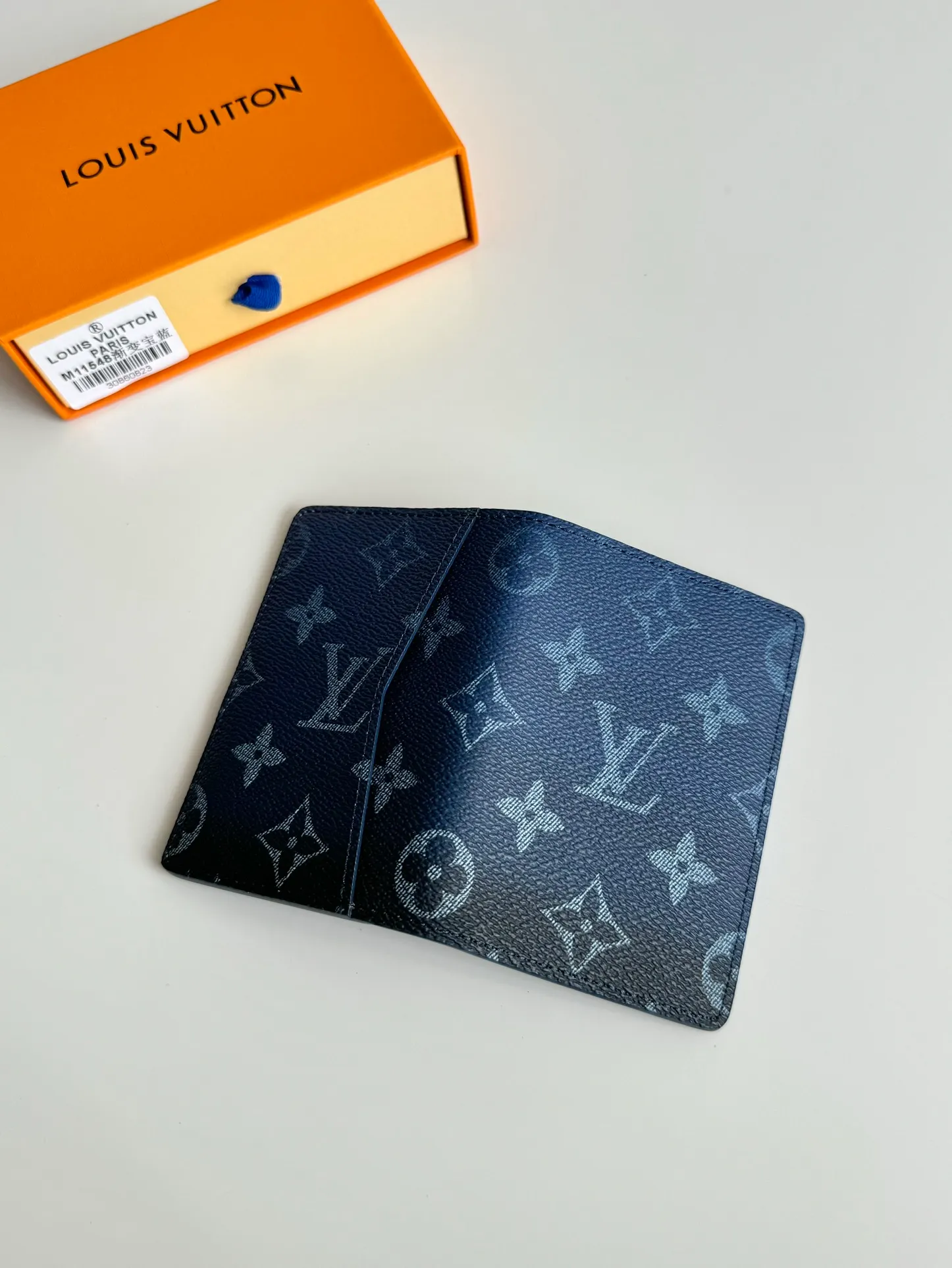 P300🇫🇷Exclusive real shot of overseas original M11548 gradient sapphire blue! This pocket wallet is made of Monogram Gradient canvas, and the classic design is updated with the Monogram pattern that gradually disappears upward. It has a card compartment and an inner pocket, and an outer patch pocket at the rear adds functionality. Size: 11×7.5cm