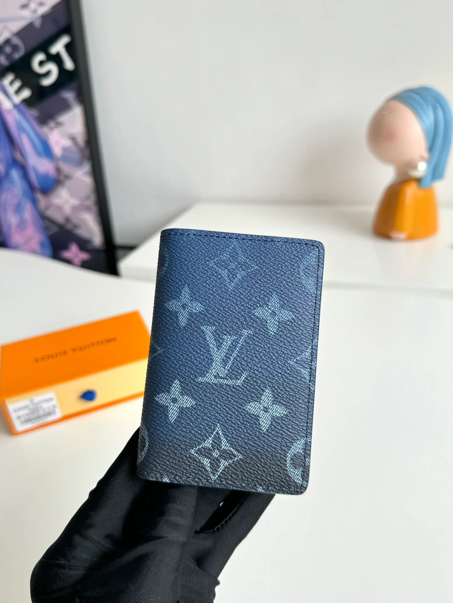 P300🇫🇷Exclusive real shot of overseas original M11548 gradient sapphire blue! This pocket wallet is made of Monogram Gradient canvas, and the classic design is updated with the Monogram pattern that gradually disappears upward. It has a card compartment and an inner pocket, and an outer patch pocket at the rear adds functionality. Size: 11×7.5cm