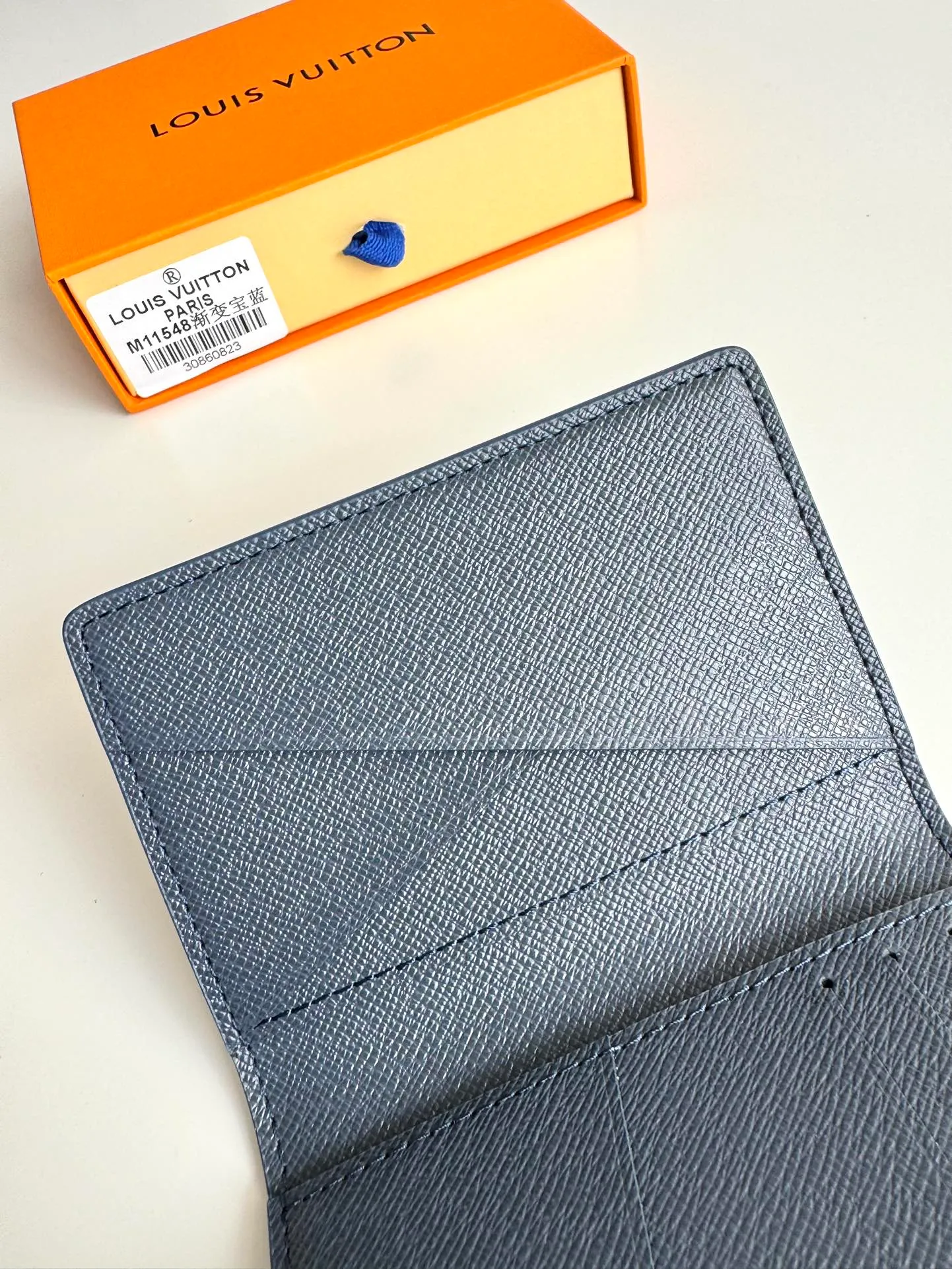 P300🇫🇷Exclusive real shot of overseas original M11548 gradient sapphire blue! This pocket wallet is made of Monogram Gradient canvas, and the classic design is updated with the Monogram pattern that gradually disappears upward. It has a card compartment and an inner pocket, and an outer patch pocket at the rear adds functionality. Size: 11×7.5cm