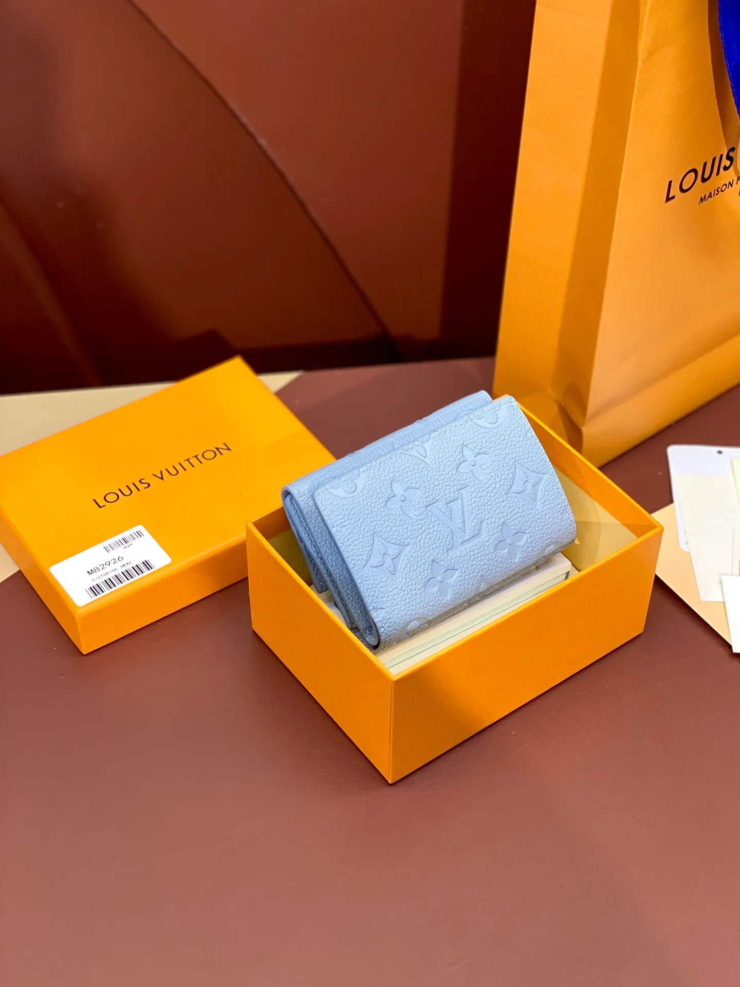 M82926 haze blue! Made of top layer cowhide! The all-leather wallet series Métis short wallet is inspired by the Métis leather goods series and is made of soft Monogram Empreinte leather embossed with the classic Monogram pattern. The pocket S-lock lock secures the flap, continuing the classic Louis Vuitton hard case elements. The elegant construction offers ample interior space, including a zipped accordion coin pocket, patch pockets and card slots. Dimensions 11.5 x 8.5 x 4 cm (length x height x width). 💰620