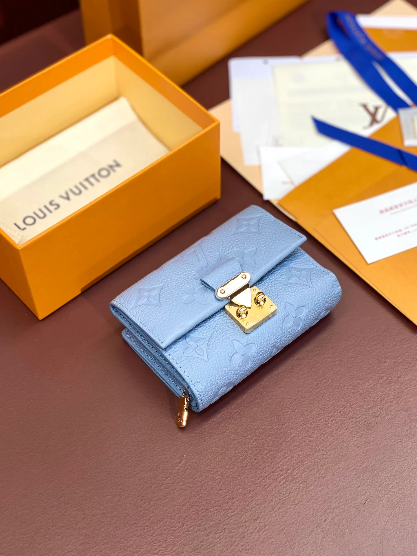 M82926 haze blue! Made of top layer cowhide! The all-leather wallet series Métis short wallet is inspired by the Métis leather goods series and is made of soft Monogram Empreinte leather embossed with the classic Monogram pattern. The pocket S-lock lock secures the flap, continuing the classic Louis Vuitton hard case elements. The elegant construction offers ample interior space, including a zipped accordion coin pocket, patch pockets and card slots. Dimensions 11.5 x 8.5 x 4 cm (length x height x width). 💰620
