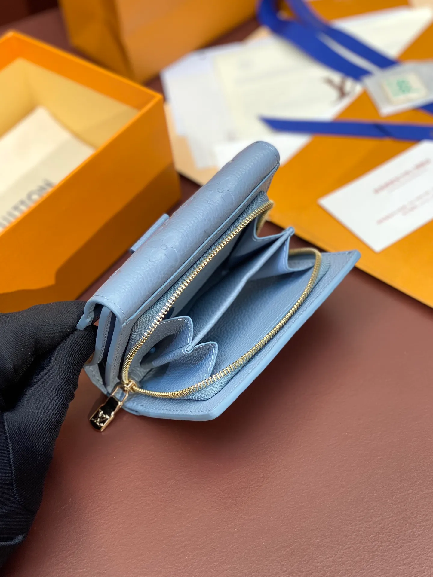 M82926 haze blue! Made of top layer cowhide! The all-leather wallet series Métis short wallet is inspired by the Métis leather goods series and is made of soft Monogram Empreinte leather embossed with the classic Monogram pattern. The pocket S-lock lock secures the flap, continuing the classic Louis Vuitton hard case elements. The elegant construction offers ample interior space, including a zipped accordion coin pocket, patch pockets and card slots. Dimensions 11.5 x 8.5 x 4 cm (length x height x width). 💰620