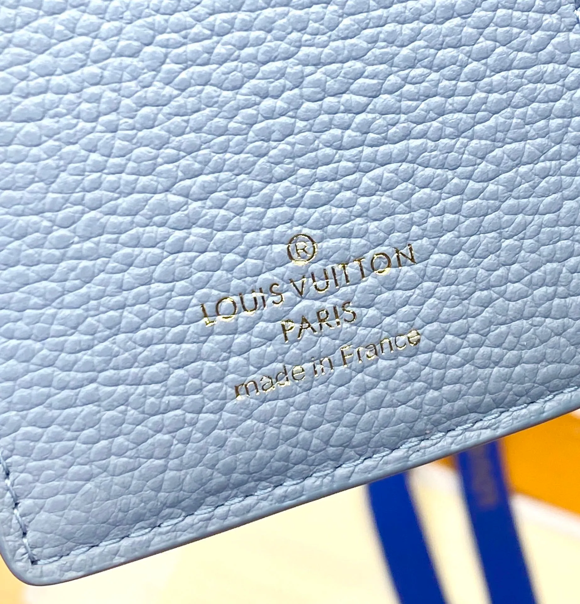 M82926 haze blue! Made of top layer cowhide! The all-leather wallet series Métis short wallet is inspired by the Métis leather goods series and is made of soft Monogram Empreinte leather embossed with the classic Monogram pattern. The pocket S-lock lock secures the flap, continuing the classic Louis Vuitton hard case elements. The elegant construction offers ample interior space, including a zipped accordion coin pocket, patch pockets and card slots. Dimensions 11.5 x 8.5 x 4 cm (length x height x width). 💰620