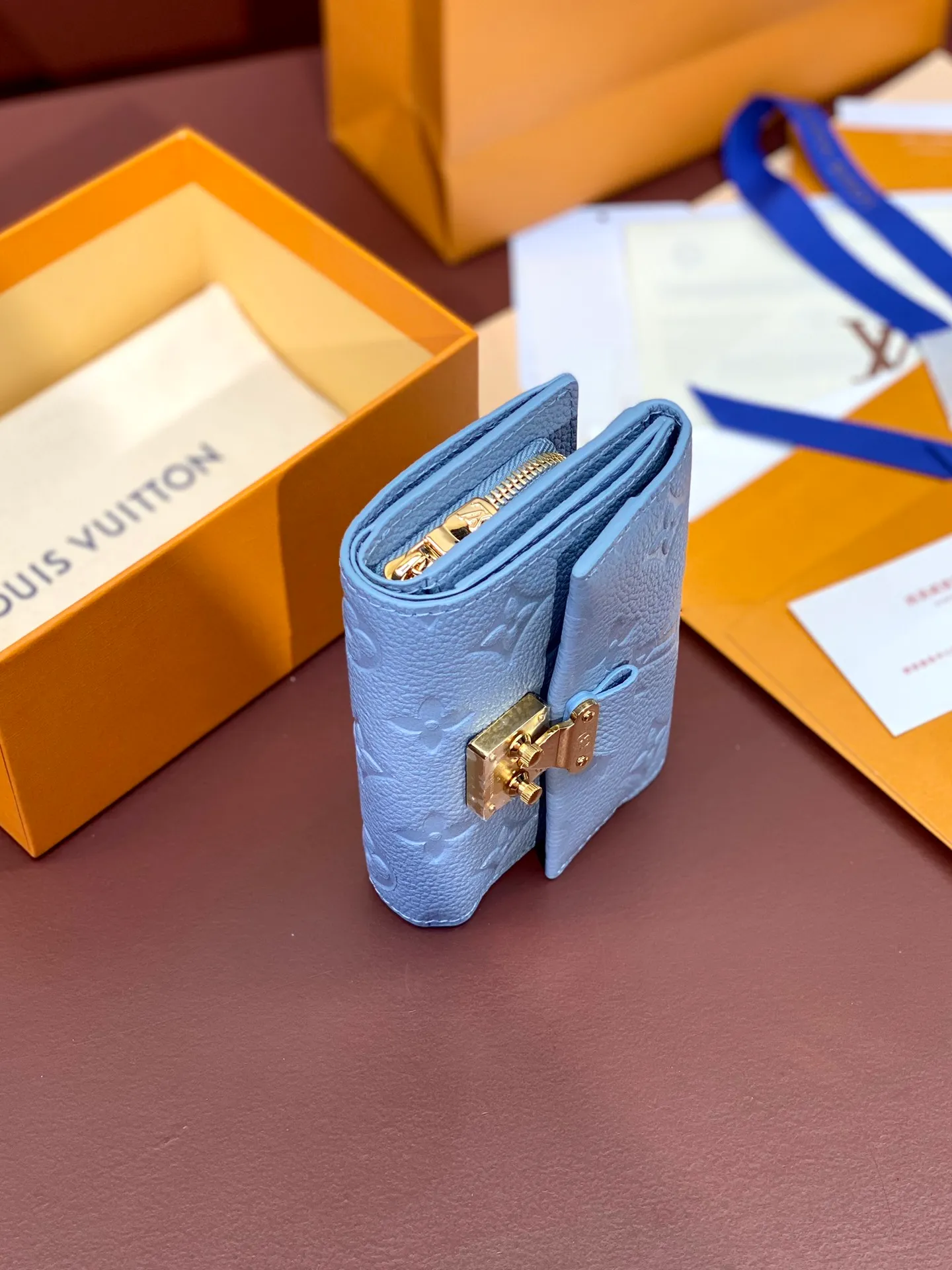 M82926 haze blue! Made of top layer cowhide! The all-leather wallet series Métis short wallet is inspired by the Métis leather goods series and is made of soft Monogram Empreinte leather embossed with the classic Monogram pattern. The pocket S-lock lock secures the flap, continuing the classic Louis Vuitton hard case elements. The elegant construction offers ample interior space, including a zipped accordion coin pocket, patch pockets and card slots. Dimensions 11.5 x 8.5 x 4 cm (length x height x width). 💰620