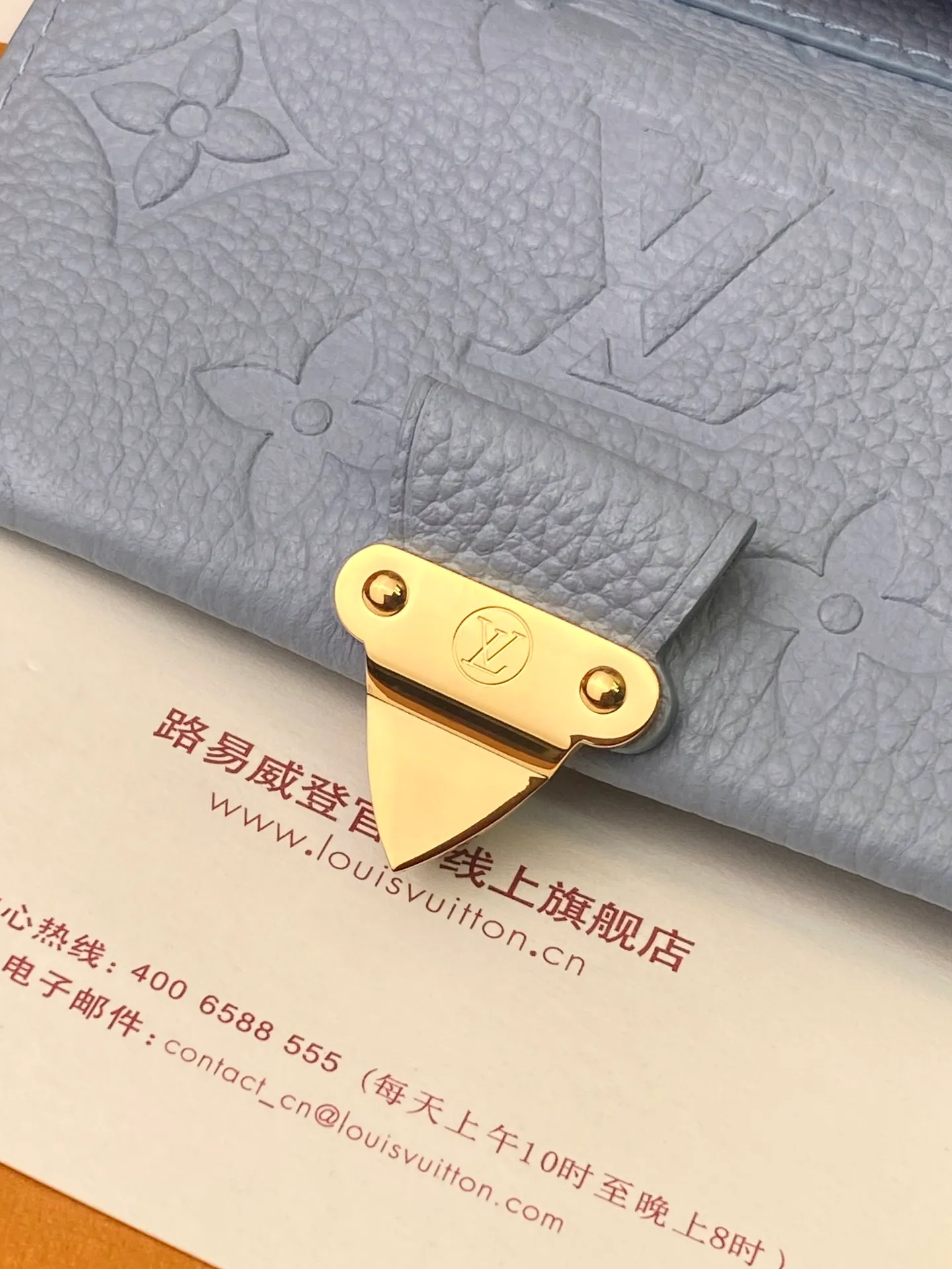M82926 haze blue! Made of top layer cowhide! The all-leather wallet series Métis short wallet is inspired by the Métis leather goods series and is made of soft Monogram Empreinte leather embossed with the classic Monogram pattern. The pocket S-lock lock secures the flap, continuing the classic Louis Vuitton hard case elements. The elegant construction offers ample interior space, including a zipped accordion coin pocket, patch pockets and card slots. Dimensions 11.5 x 8.5 x 4 cm (length x height x width). 💰620