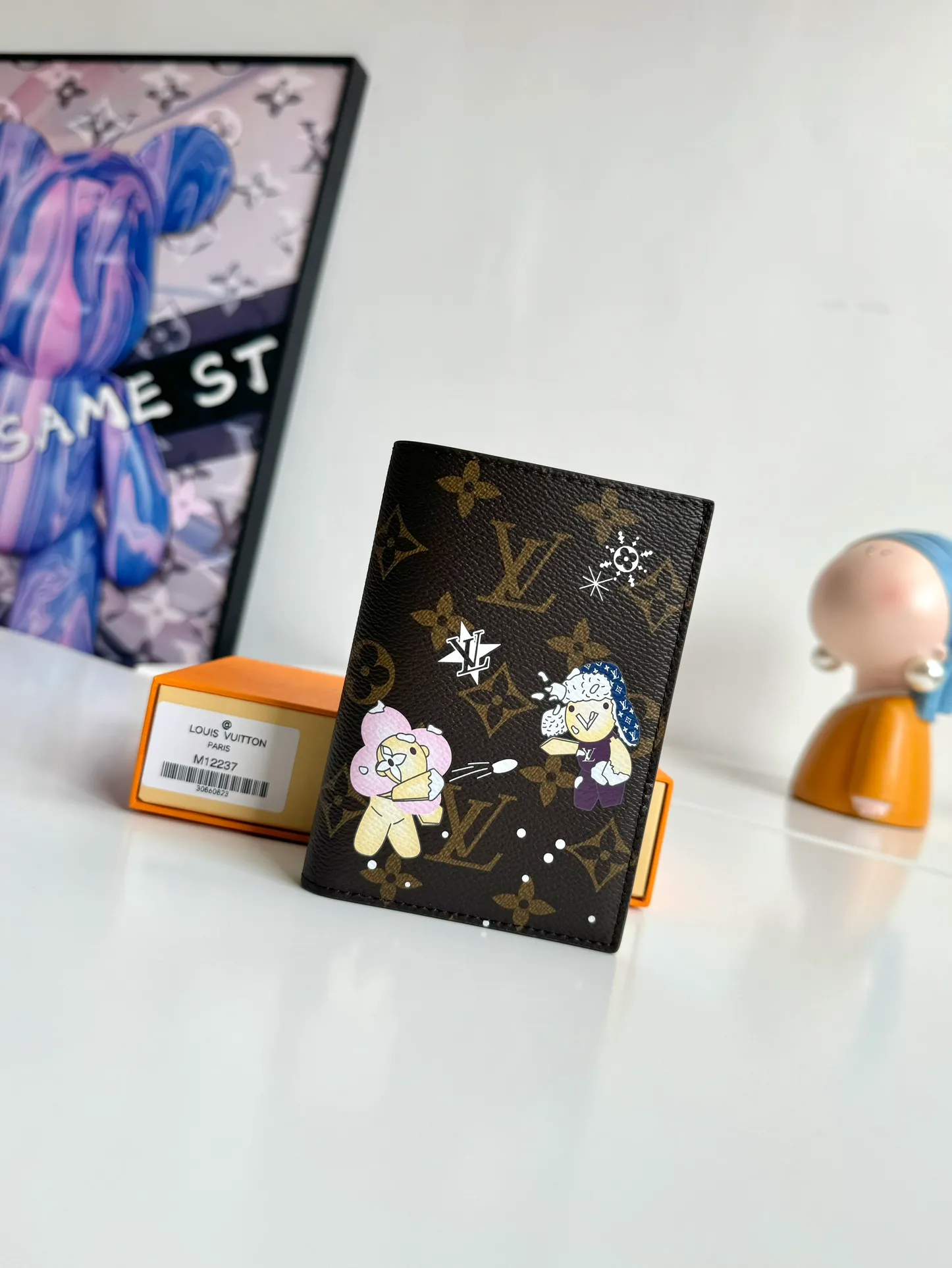 P320🇫🇷Exclusive real shot of overseas original single M12237! This passport cover displays the fun charm of the Snow Show series with the brand mascot Vivienne, depicting LV snowflakes and cute polar bears on Monogram canvas. The leather lining is a finishing touch, and a flap pocket and card slot provide organized organization. Size: 14×10×2.5cm