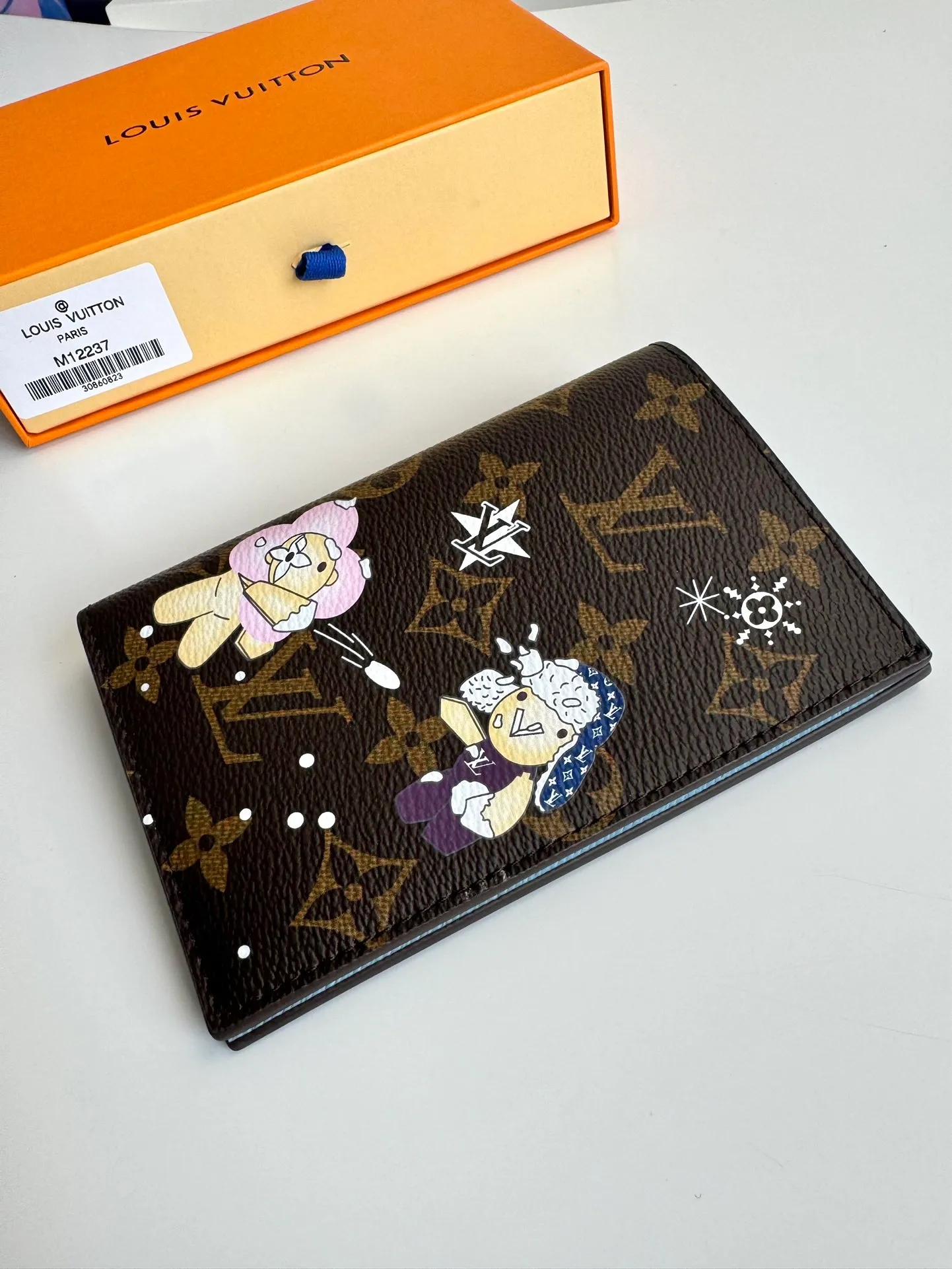 P320🇫🇷Exclusive real shot of overseas original single M12237! This passport cover displays the fun charm of the Snow Show series with the brand mascot Vivienne, depicting LV snowflakes and cute polar bears on Monogram canvas. The leather lining is a finishing touch, and a flap pocket and card slot provide organized organization. Size: 14×10×2.5cm