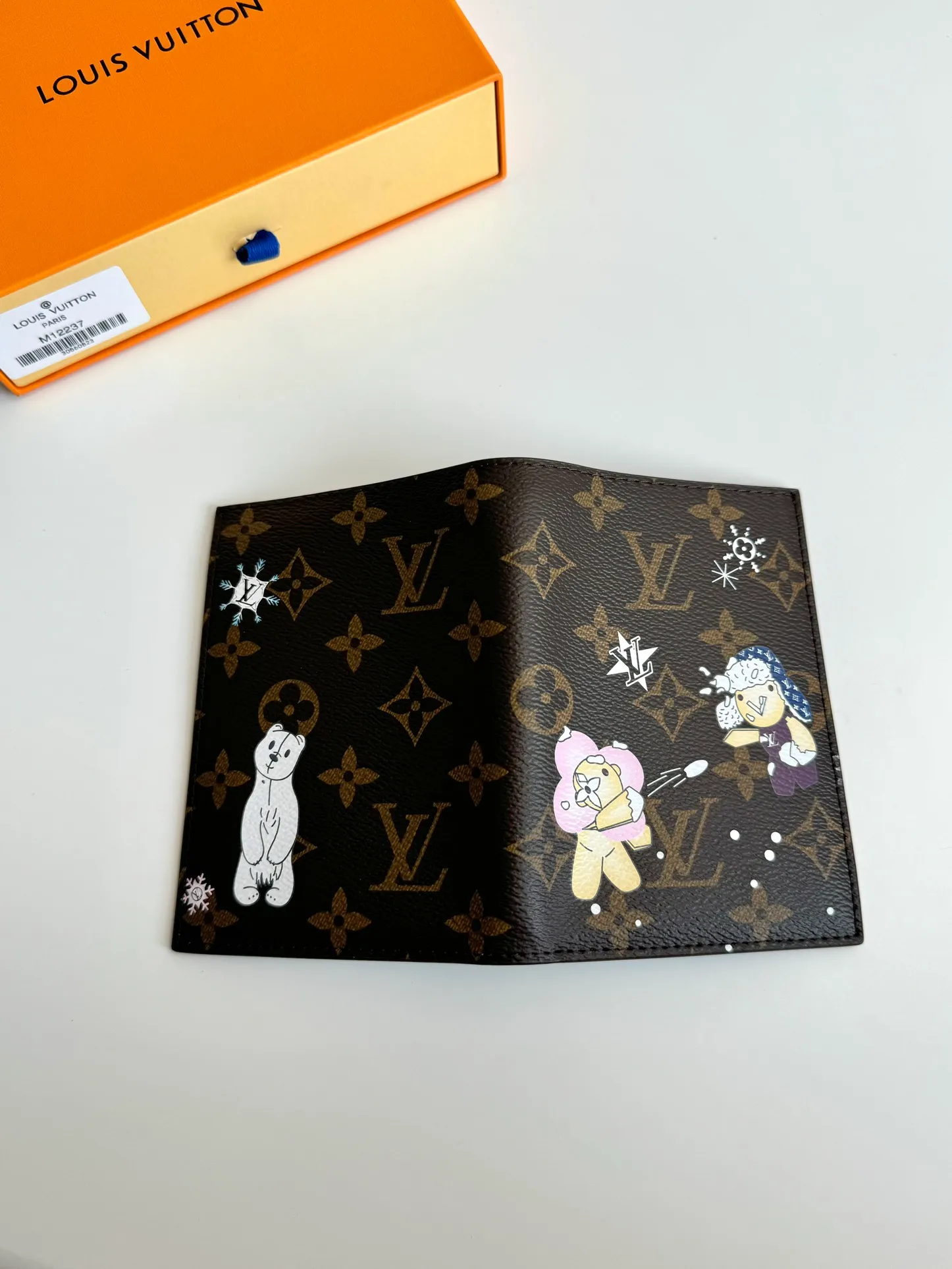 P320🇫🇷Exclusive real shot of overseas original single M12237! This passport cover displays the fun charm of the Snow Show series with the brand mascot Vivienne, depicting LV snowflakes and cute polar bears on Monogram canvas. The leather lining is a finishing touch, and a flap pocket and card slot provide organized organization. Size: 14×10×2.5cm