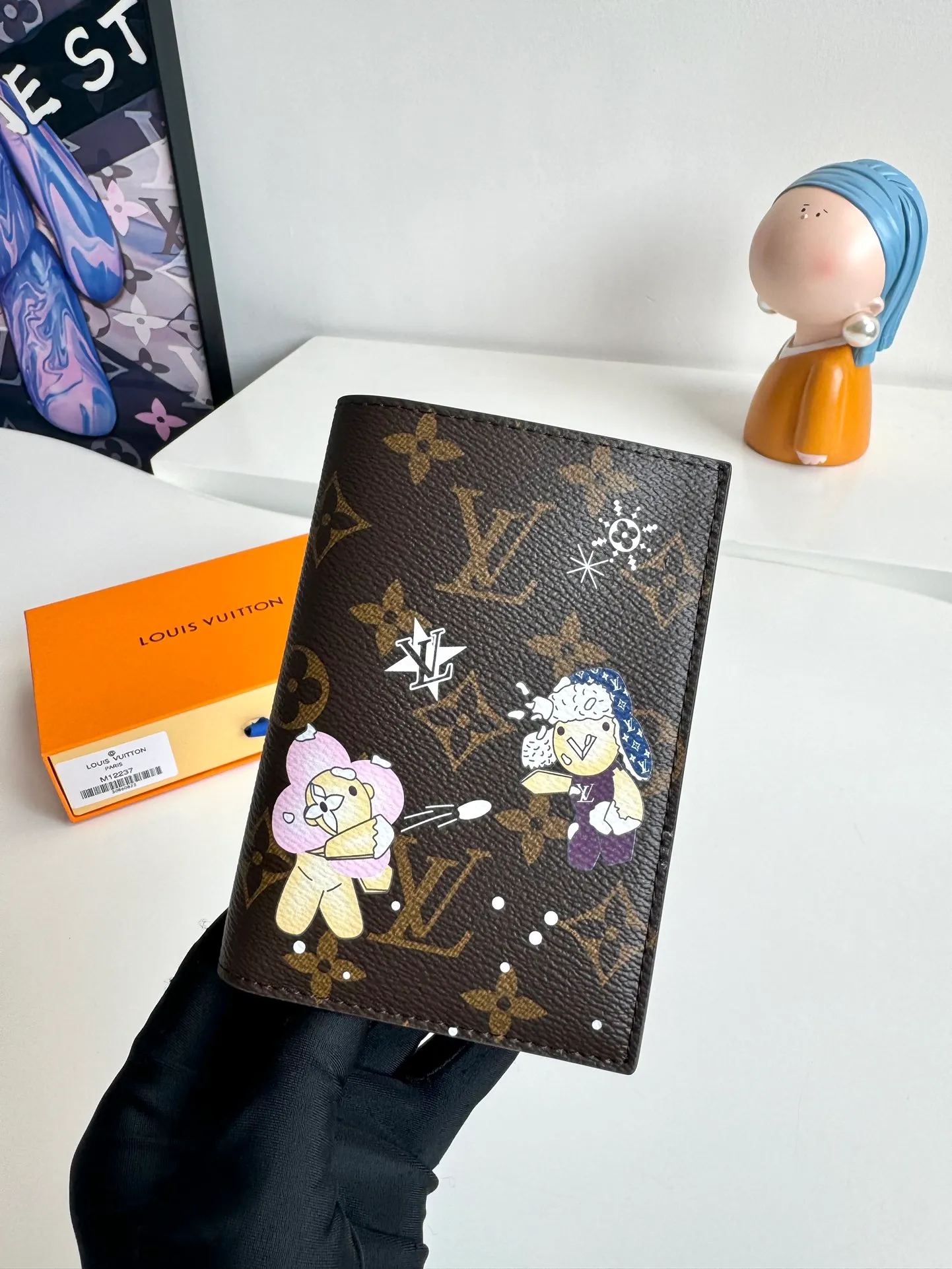 P320🇫🇷Exclusive real shot of overseas original single M12237! This passport cover displays the fun charm of the Snow Show series with the brand mascot Vivienne, depicting LV snowflakes and cute polar bears on Monogram canvas. The leather lining is a finishing touch, and a flap pocket and card slot provide organized organization. Size: 14×10×2.5cm