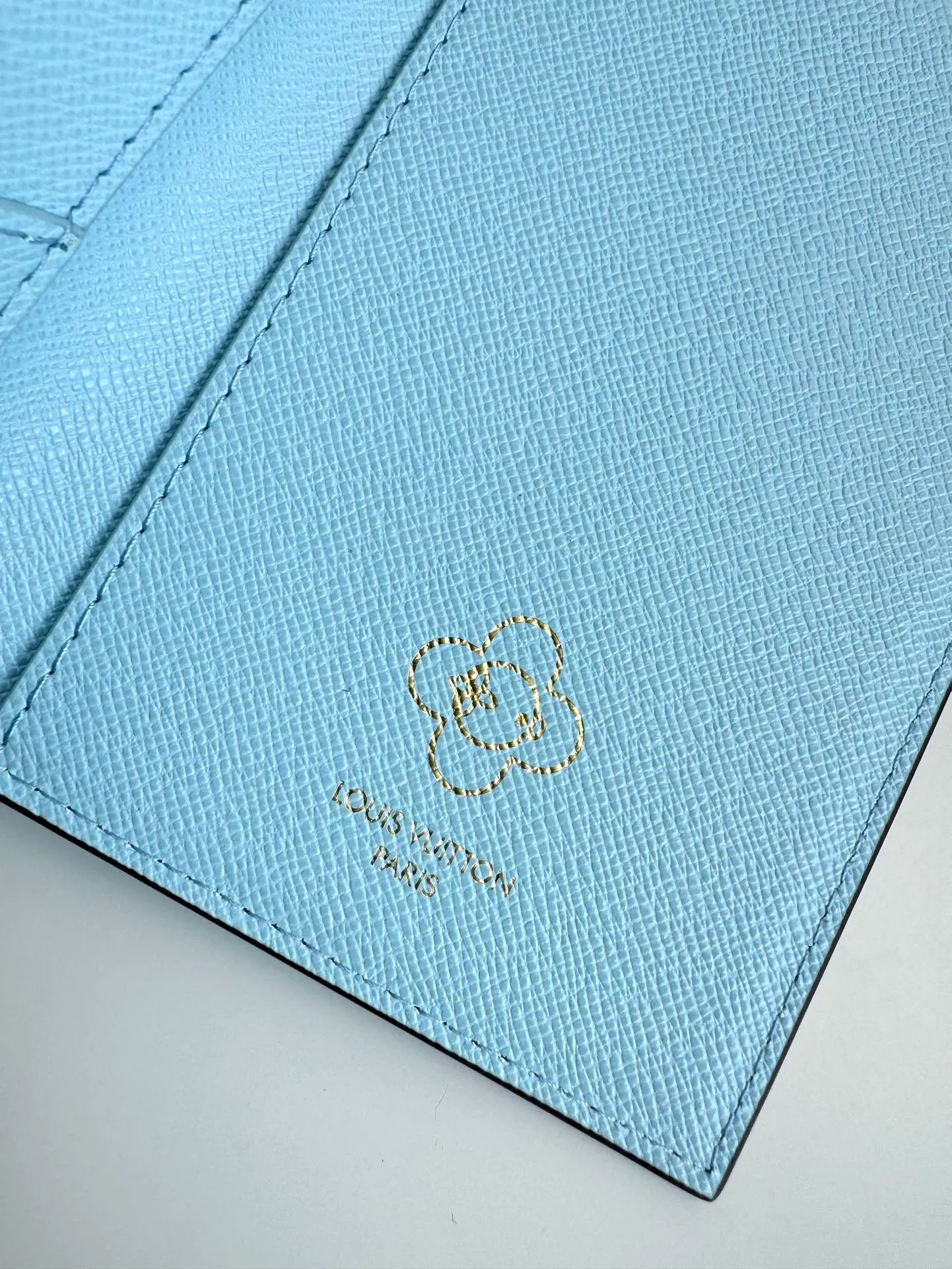 P320🇫🇷Exclusive real shot of overseas original single M12237! This passport cover displays the fun charm of the Snow Show series with the brand mascot Vivienne, depicting LV snowflakes and cute polar bears on Monogram canvas. The leather lining is a finishing touch, and a flap pocket and card slot provide organized organization. Size: 14×10×2.5cm