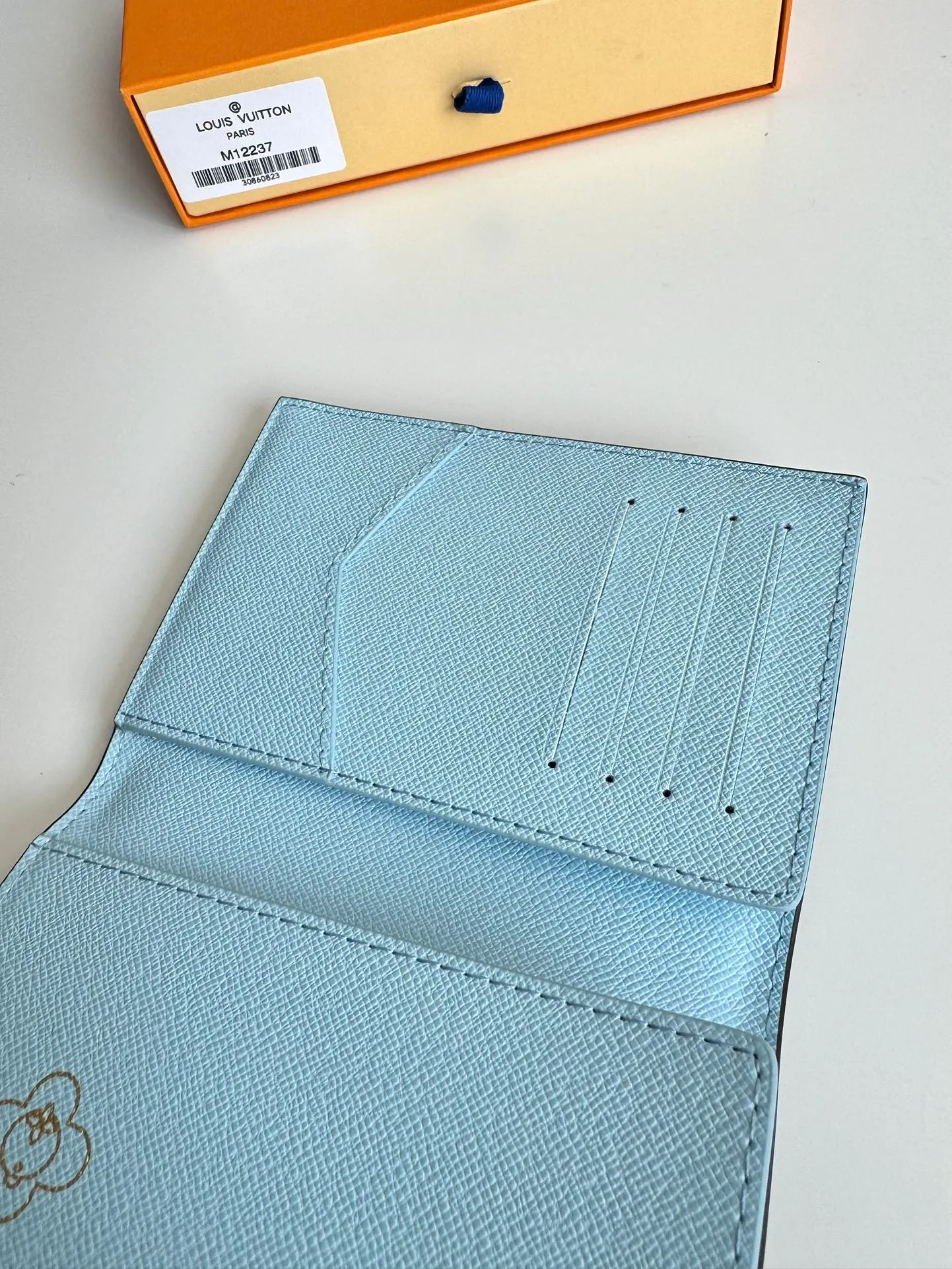 P320🇫🇷Exclusive real shot of overseas original single M12237! This passport cover displays the fun charm of the Snow Show series with the brand mascot Vivienne, depicting LV snowflakes and cute polar bears on Monogram canvas. The leather lining is a finishing touch, and a flap pocket and card slot provide organized organization. Size: 14×10×2.5cm