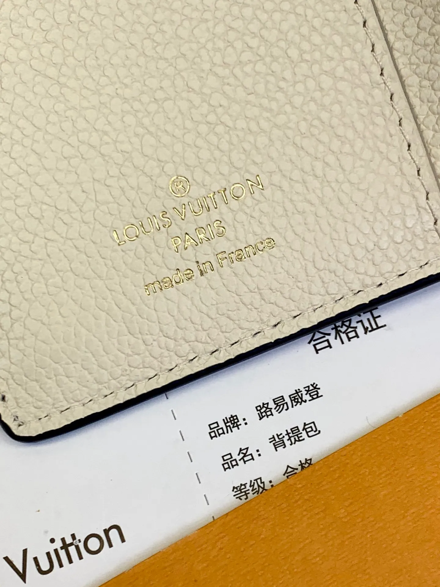 M81071 off-white! The first-layer full leather wallet series Métis short wallet inherits the inspiration of the Métis leather goods series and is made of soft Monogram Empreinte leather embossed with the classic Monogram pattern. The pocket S-lock lock secures the flap, continuing the classic Louis Vuitton hard case elements. The elegant construction offers ample interior space, including a zipped accordion coin pocket, patch pockets and card slots. Dimensions 11.5 x 8.5 x 4 cm (length x height x width). 💰620