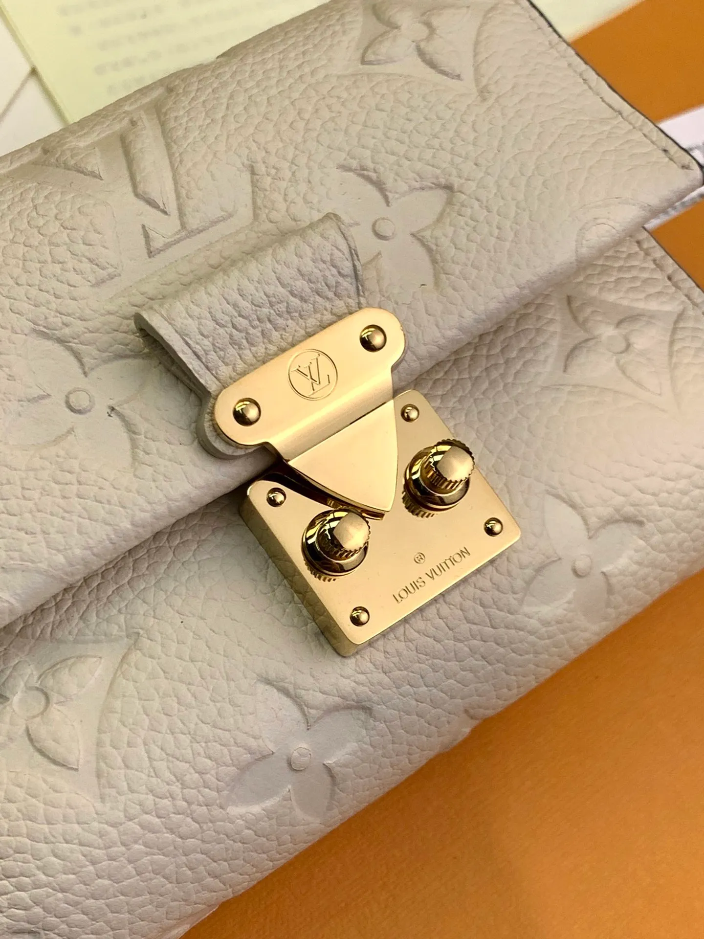 M81071 off-white! The first-layer full leather wallet series Métis short wallet inherits the inspiration of the Métis leather goods series and is made of soft Monogram Empreinte leather embossed with the classic Monogram pattern. The pocket S-lock lock secures the flap, continuing the classic Louis Vuitton hard case elements. The elegant construction offers ample interior space, including a zipped accordion coin pocket, patch pockets and card slots. Dimensions 11.5 x 8.5 x 4 cm (length x height x width). 💰620