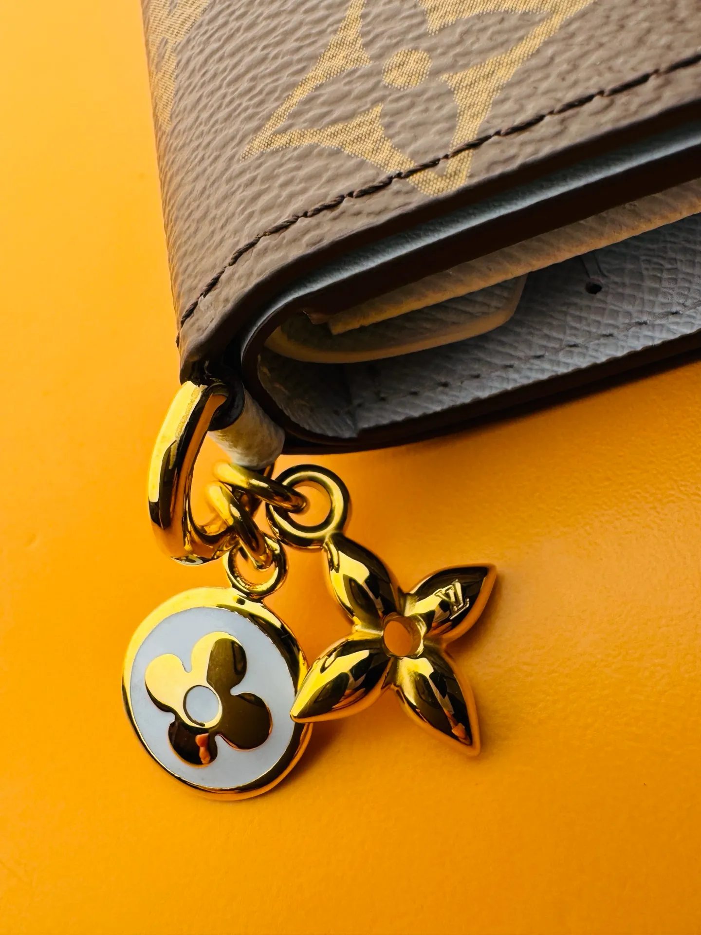 M14613 "Special Duty Free" ♻️ [Official special edition·First-class material·All steel hardware·163 chip·Full set of packaging] LV charm pocket wallet, this compact accessory skillfully combines classic and fashion. It's made from signature Monogram canvas and opens to reveal a vibrant contrasting leather lining. This practical yet playful design features an enamel and a metal hardware, both decorated with Louis Vuitton's signature Monogram floral pattern. It can be used to store banknotes, coins and three cards. 9x10x2.5cm 💰580
